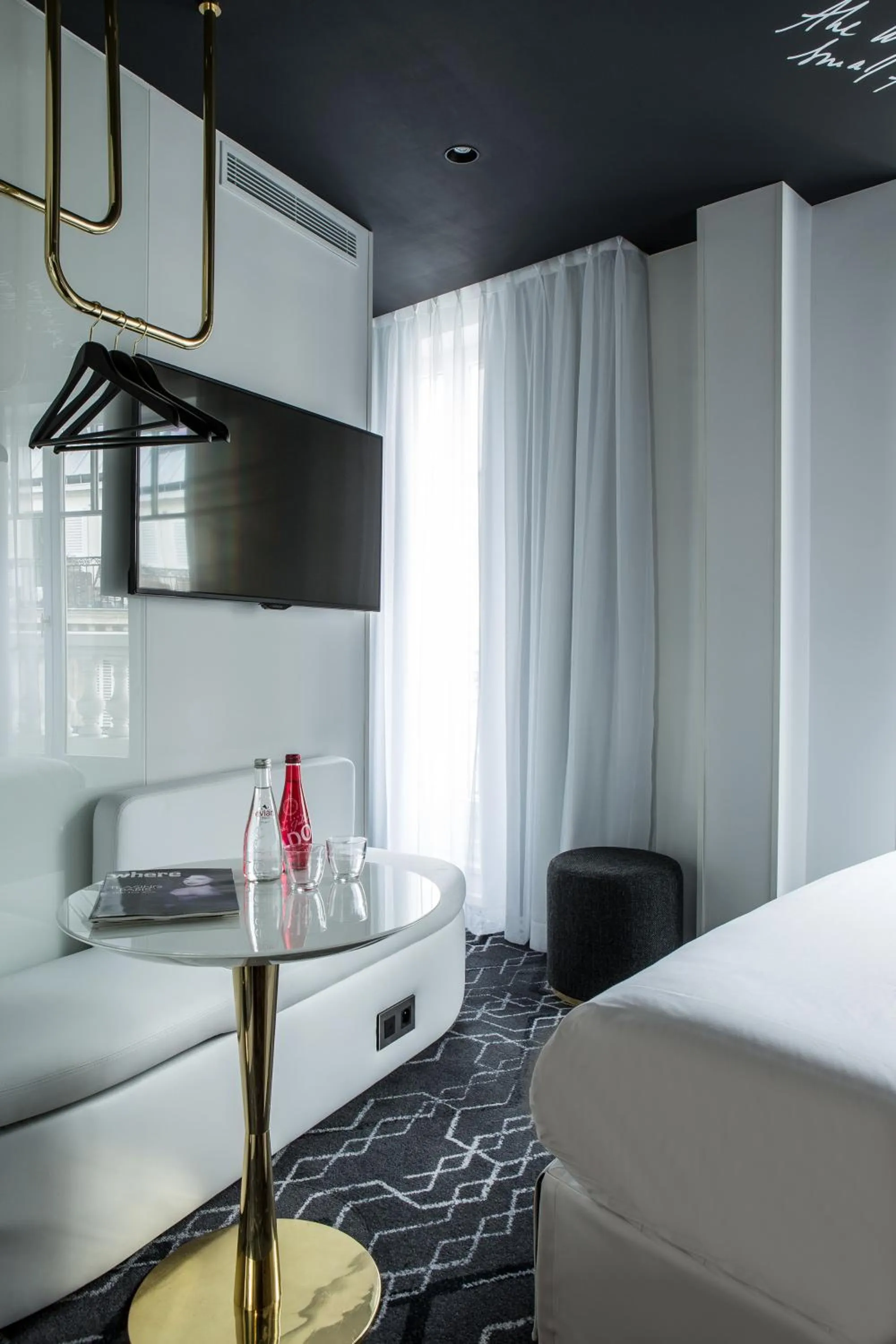 TV and multimedia, Bed in Le Général Hôtel