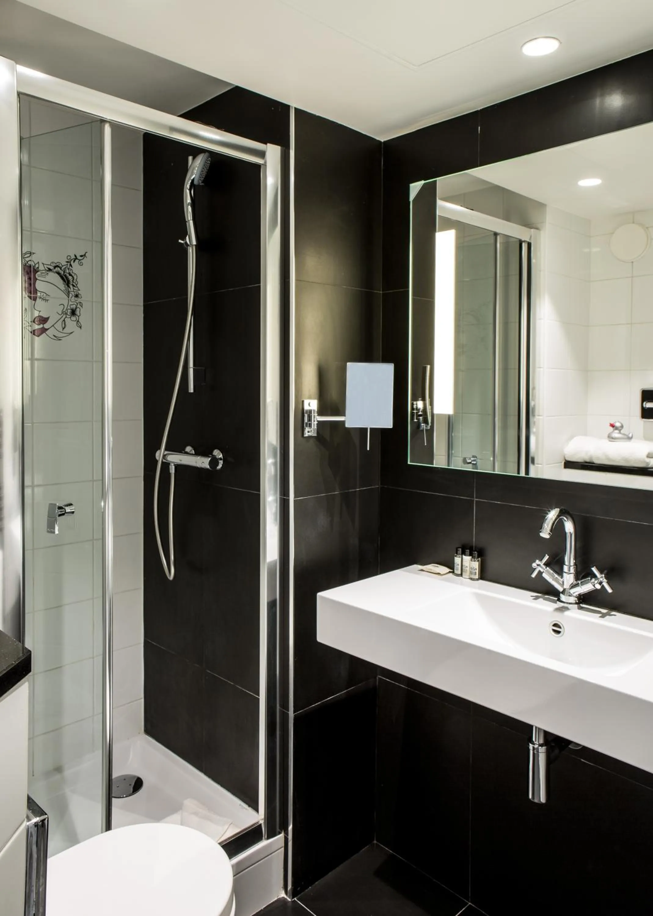 Bathroom in Le Général Hôtel