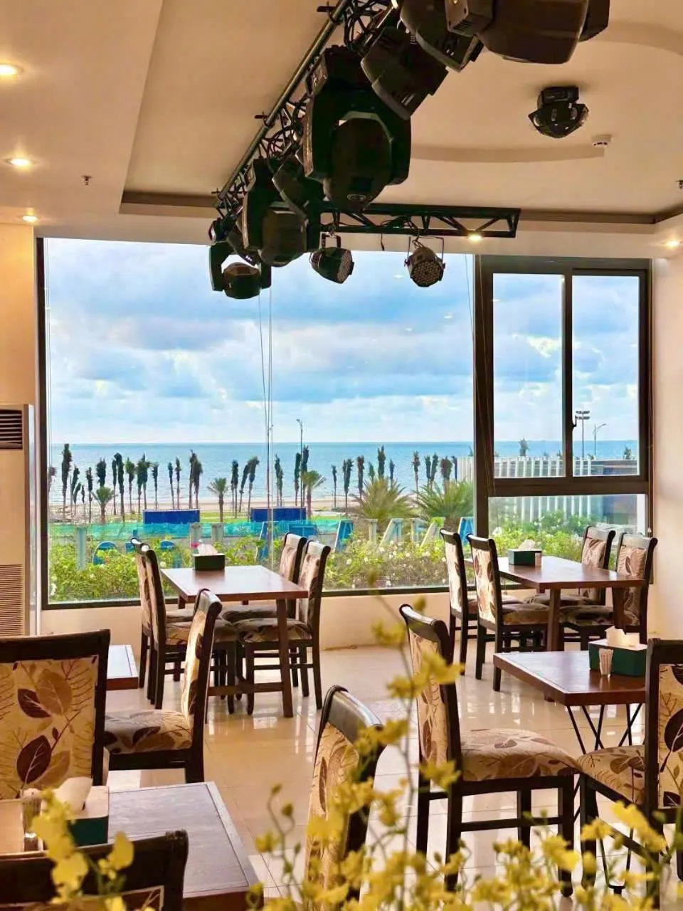 Restaurant/places to eat in Annata Beach Hotel