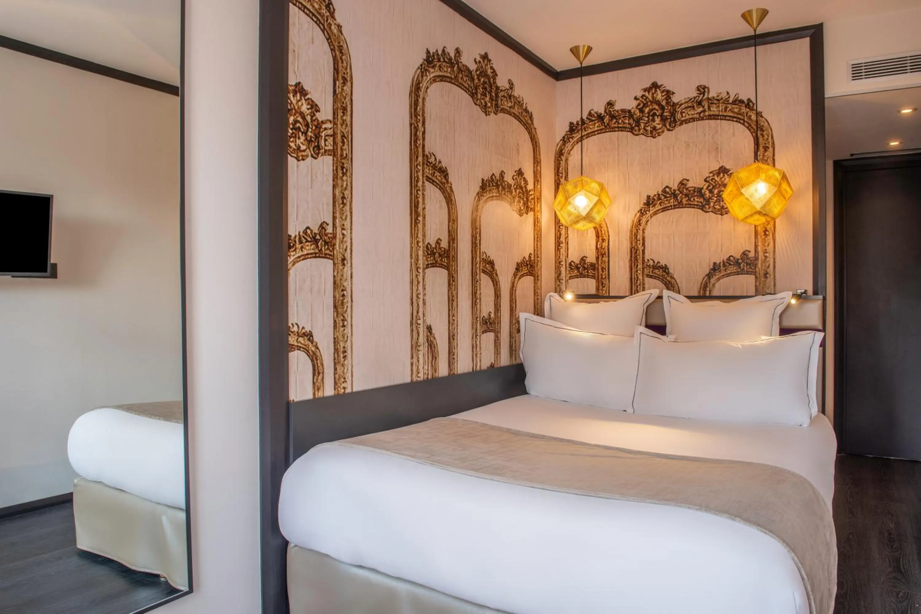 Bedroom, Bed in Hotel Yllen Eiffel