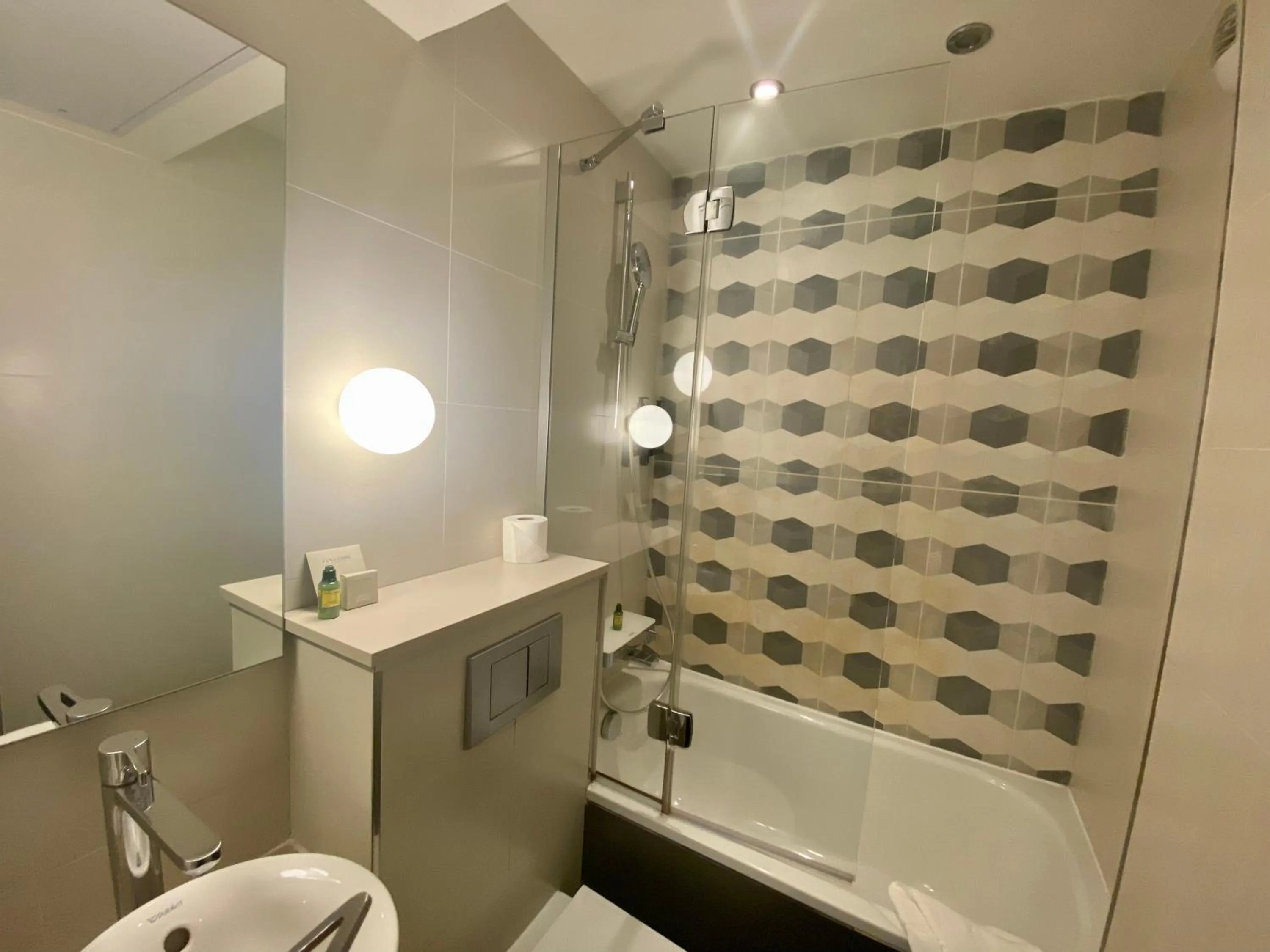 Bathroom in Hotel Yllen Eiffel