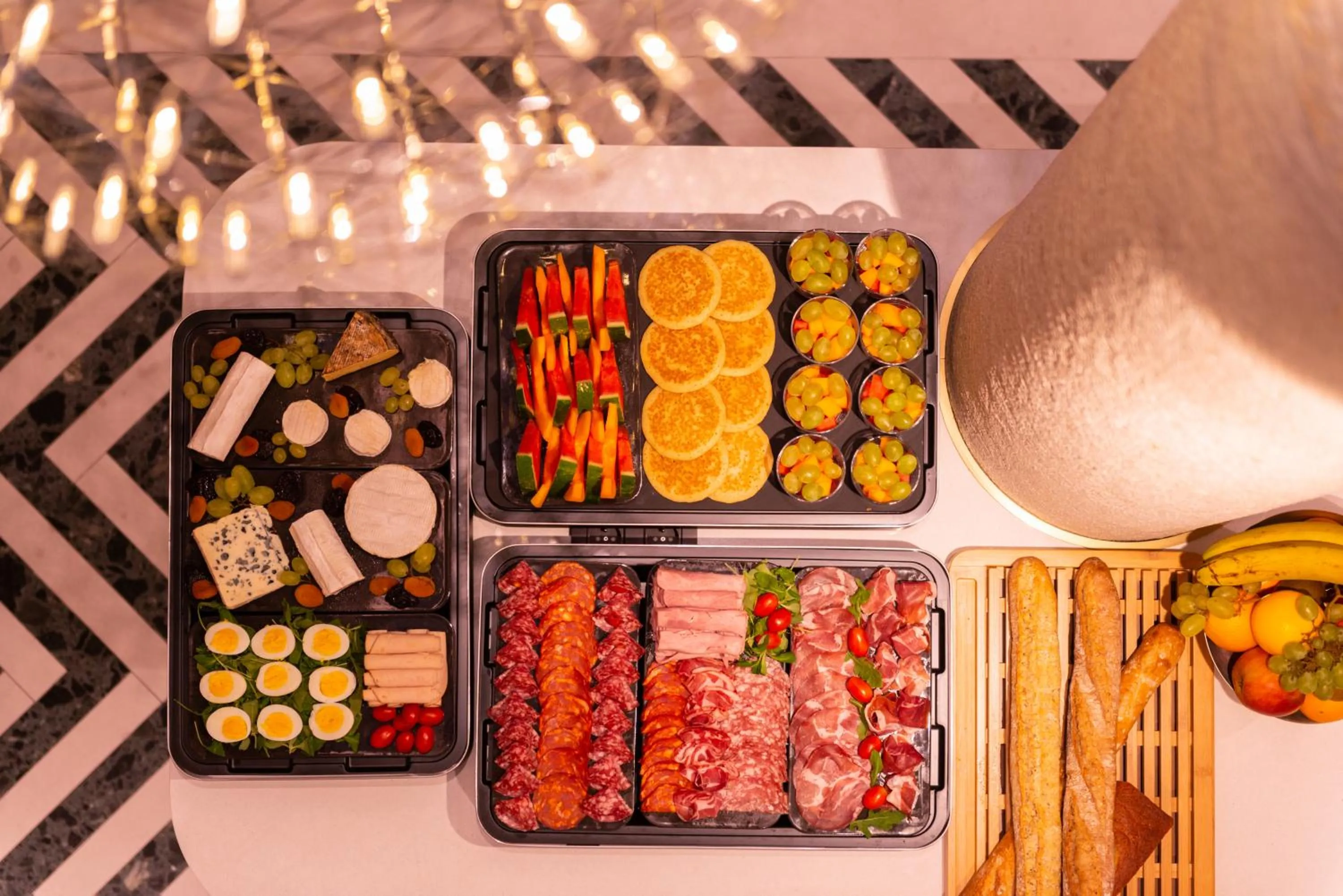 Breakfast in Hotel Yllen Eiffel