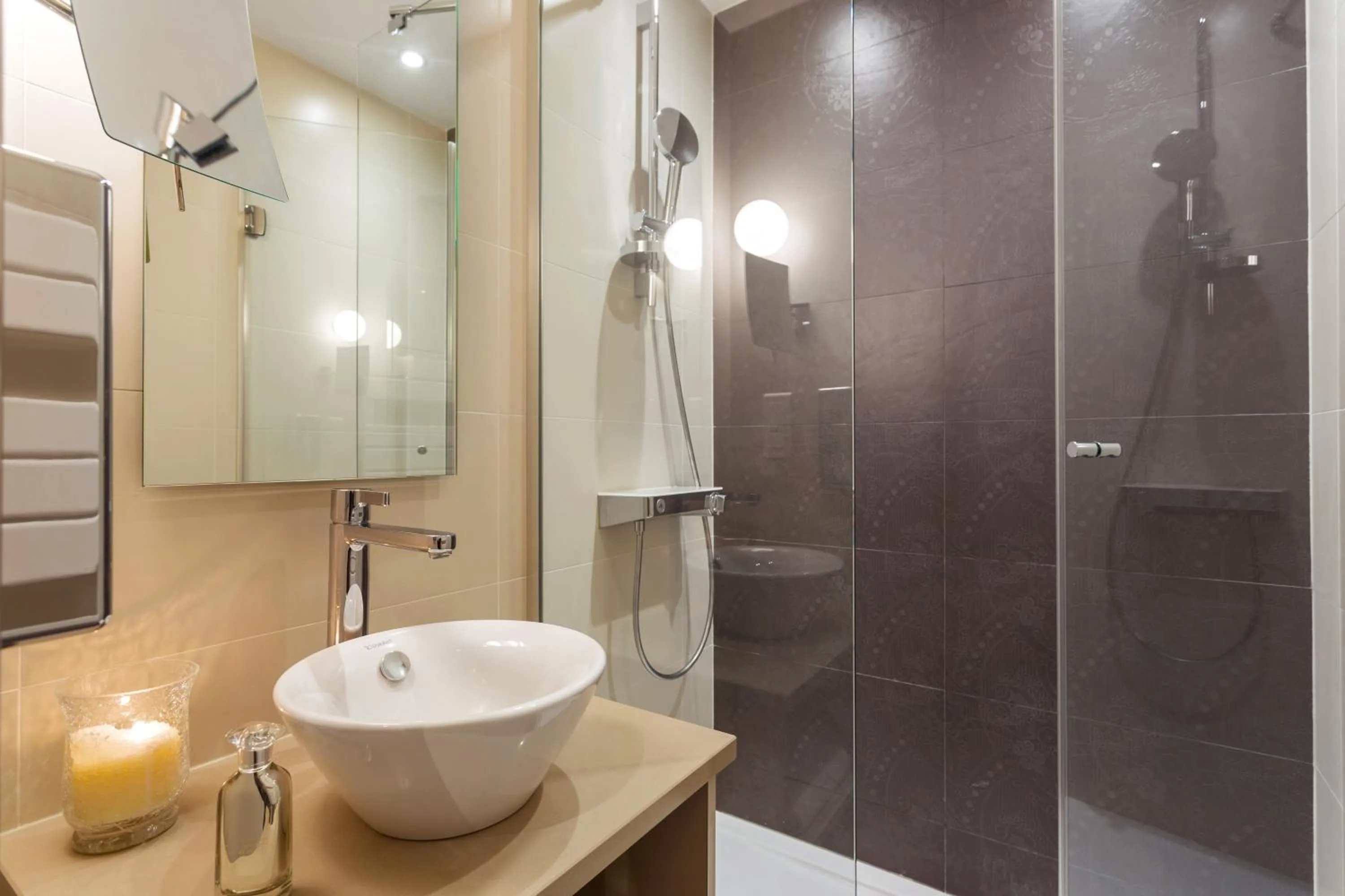 Shower in Hotel Yllen Eiffel