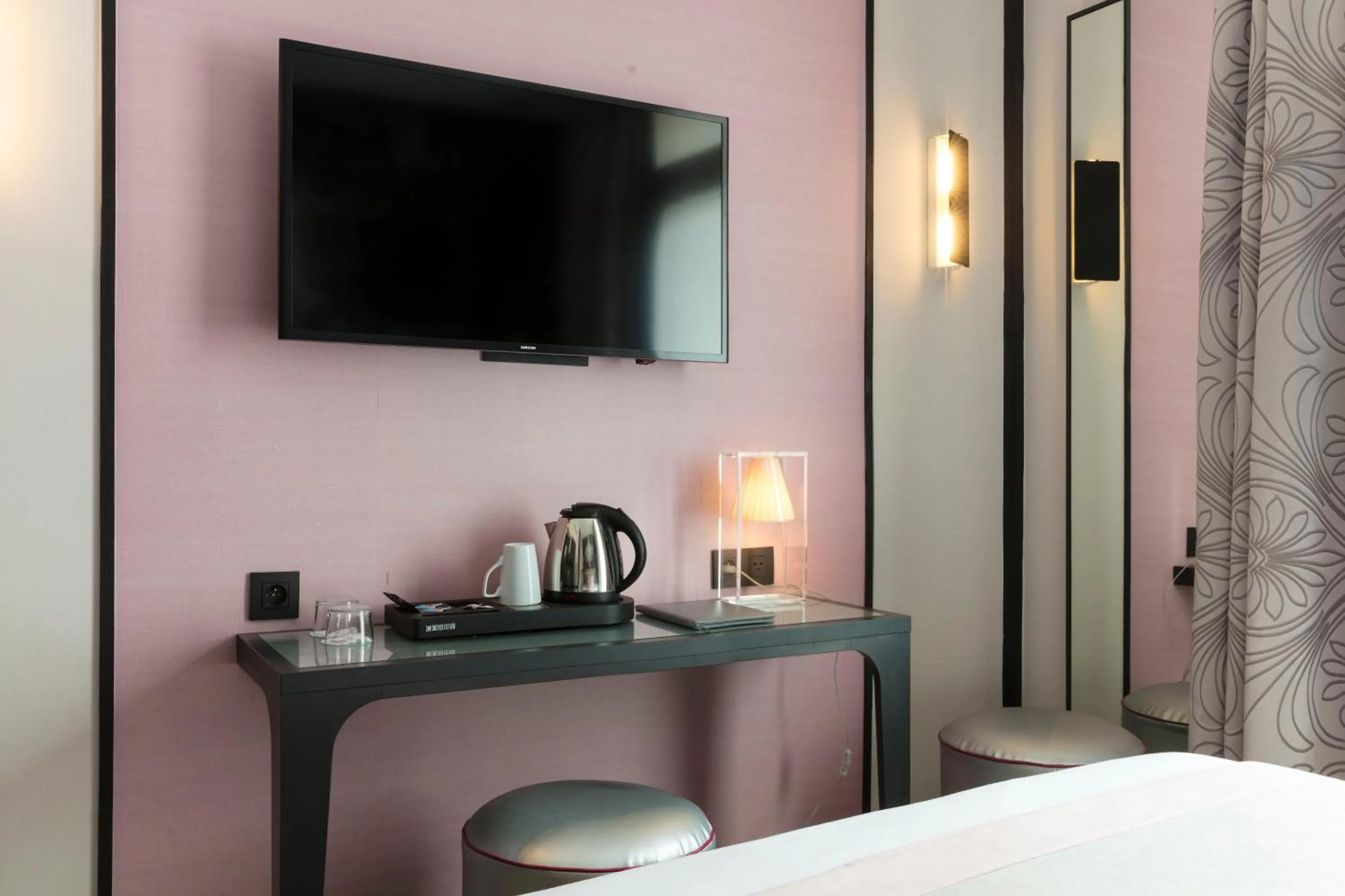 TV and multimedia, Bed in Hotel Yllen Eiffel