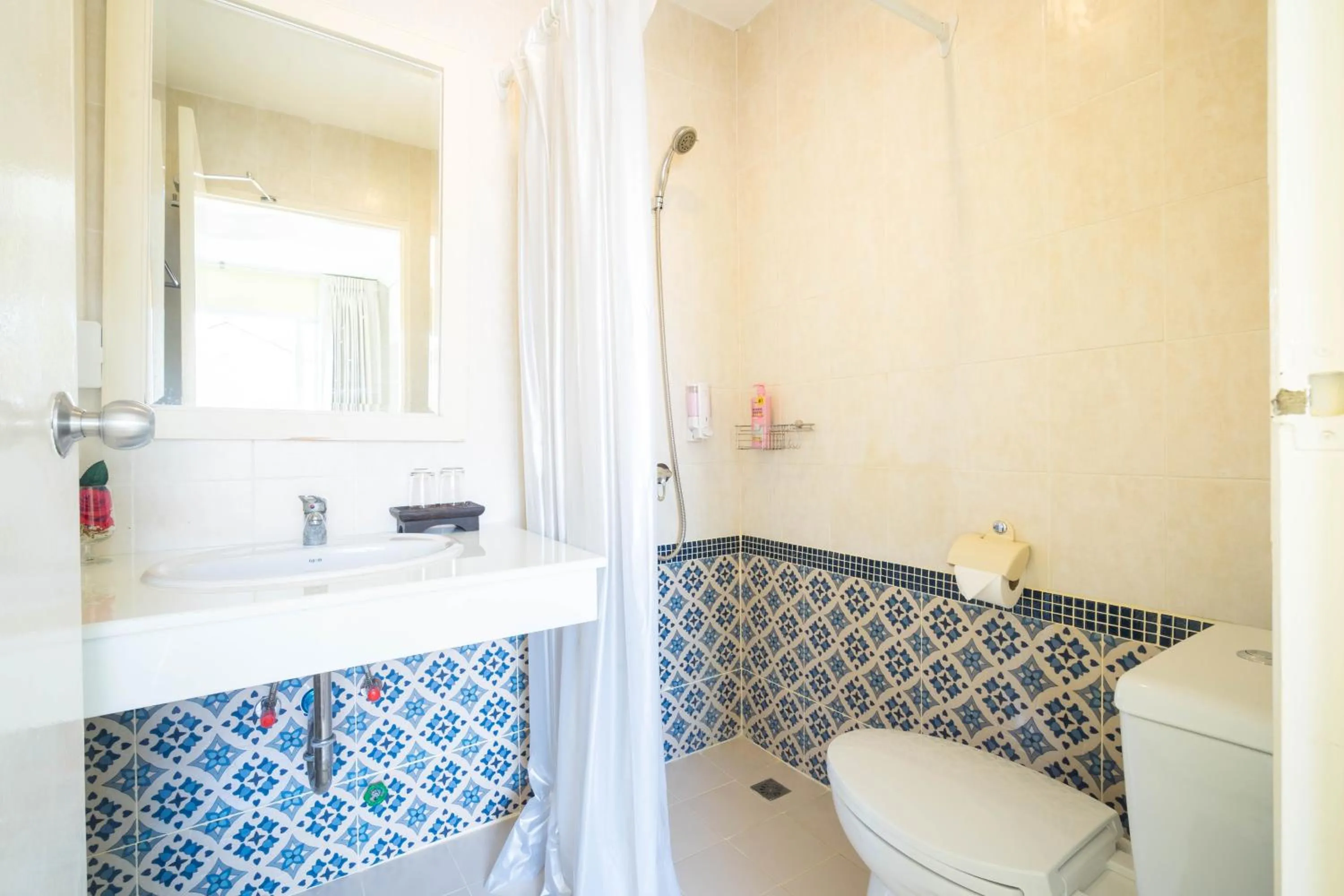 Toilet in Baan Anodat