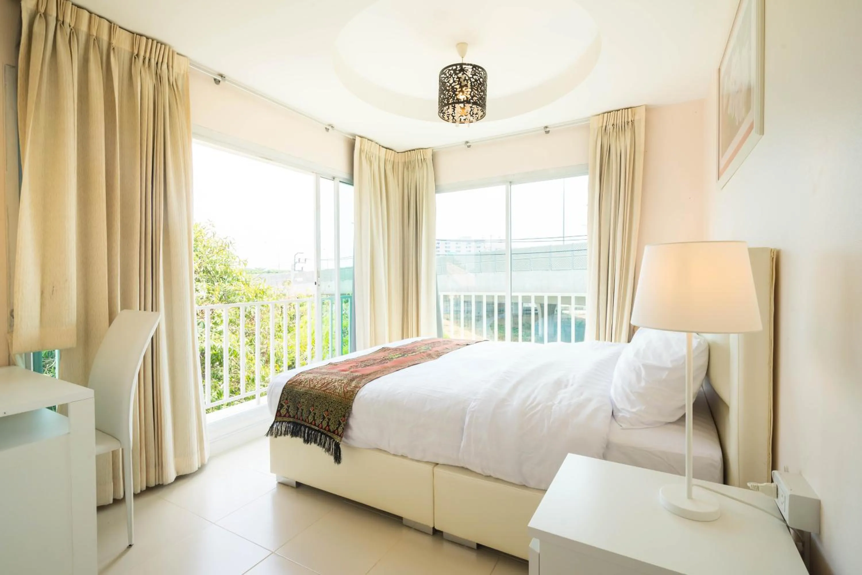 Photo of the whole room, Bed in Baan Anodat