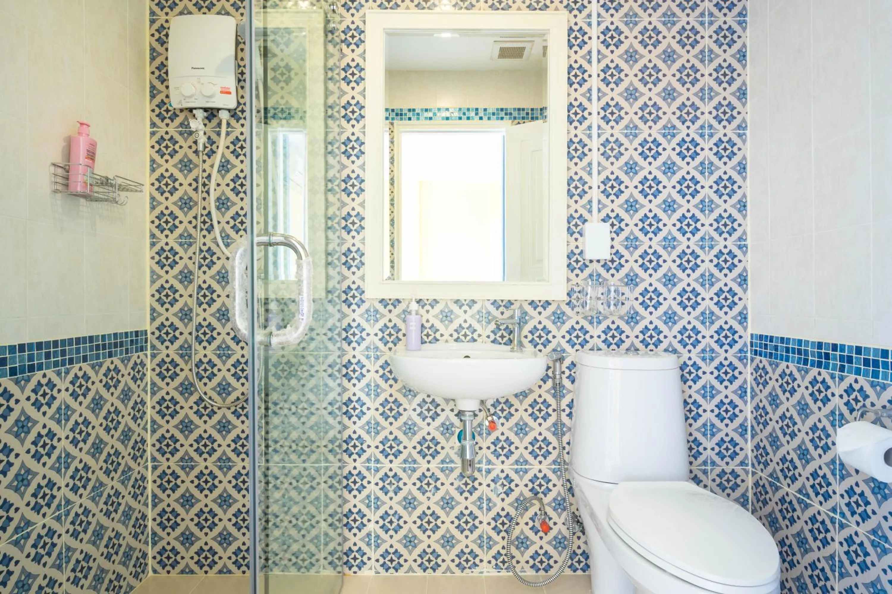 Shower in Baan Anodat