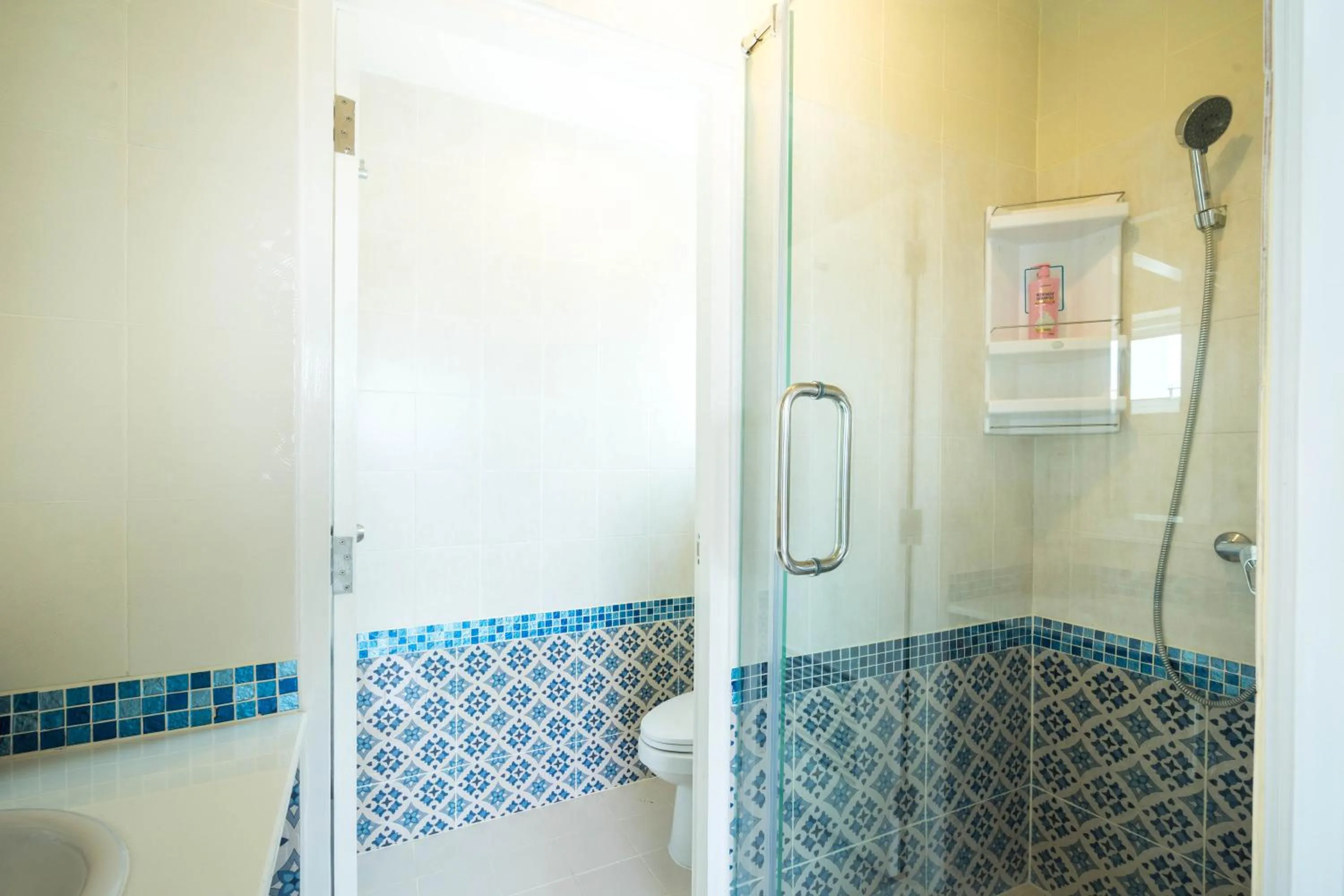 Shower in Baan Anodat