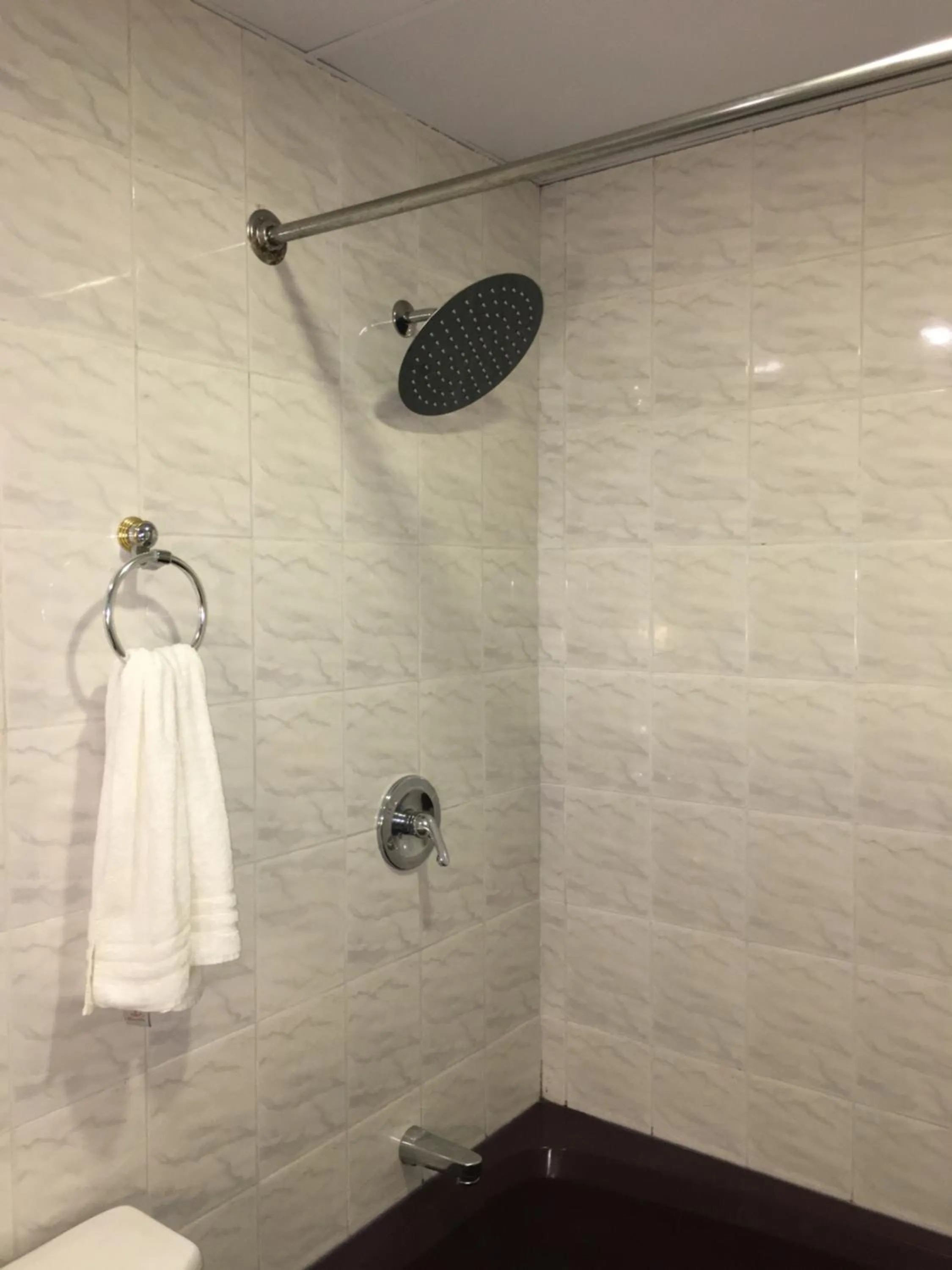 Shower in Hotel NASS Pinar del Lago