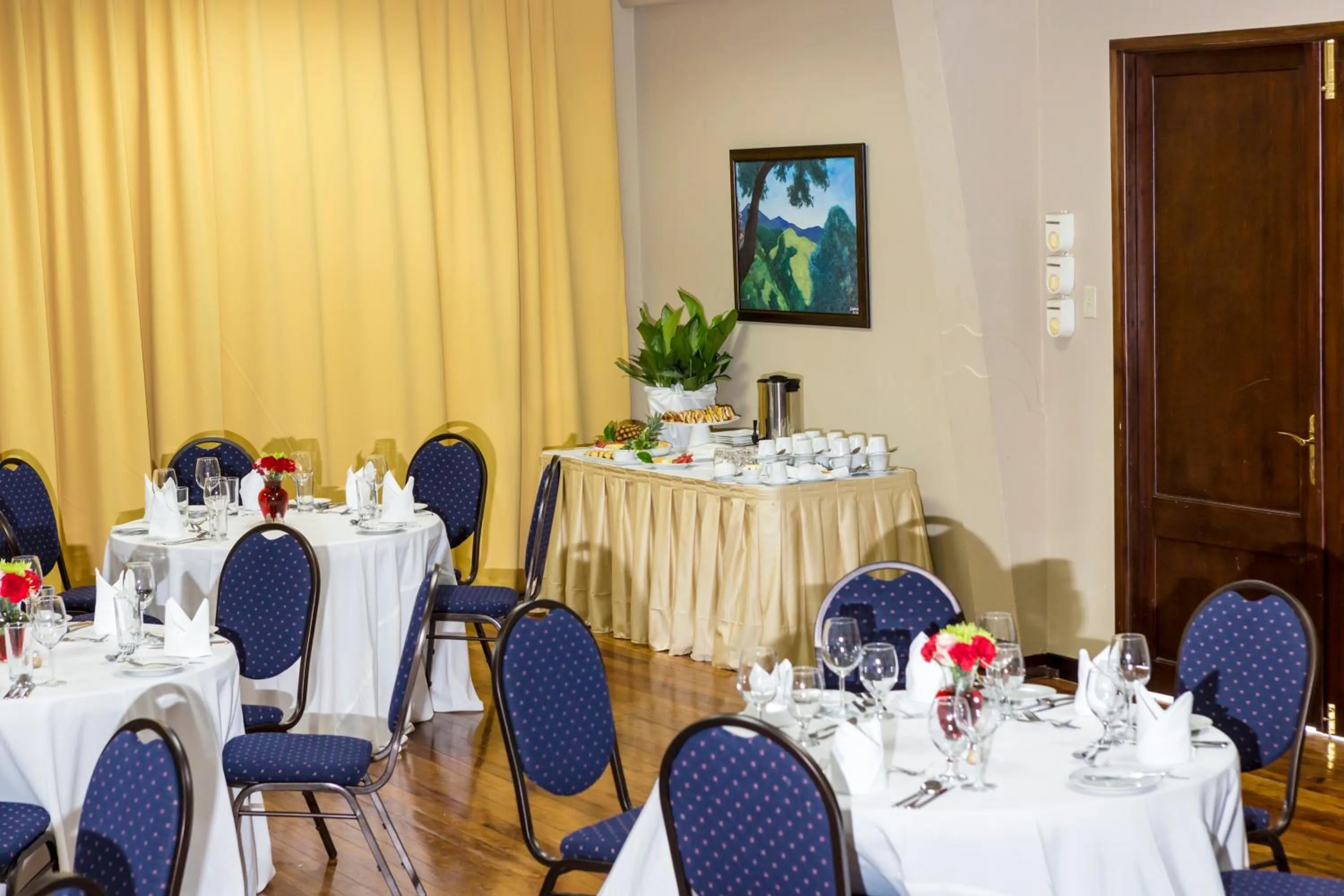 Restaurant/places to eat in The Liguanea Club