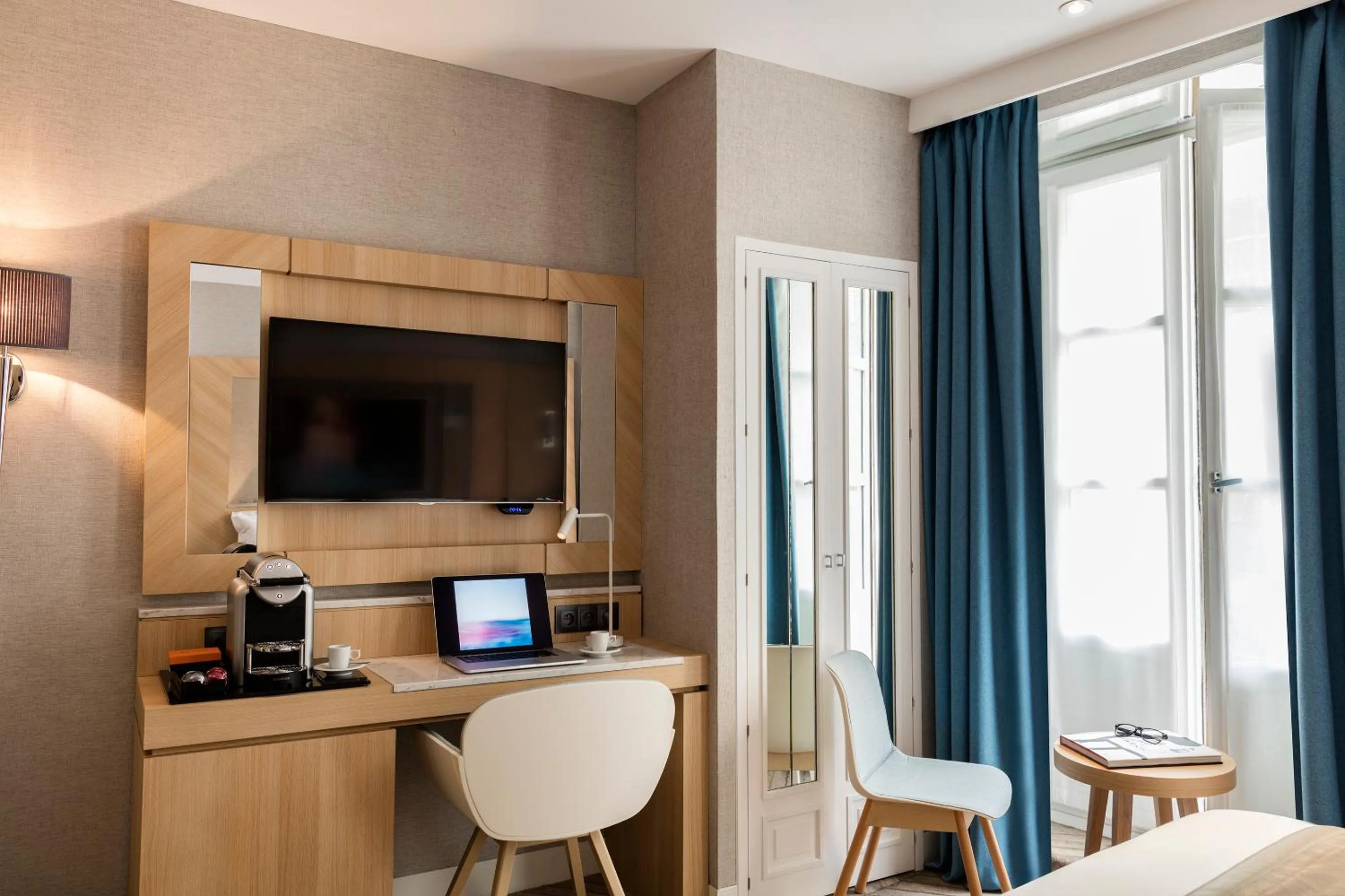 Day, Bed in Hotel Louvre Saint-Honoré