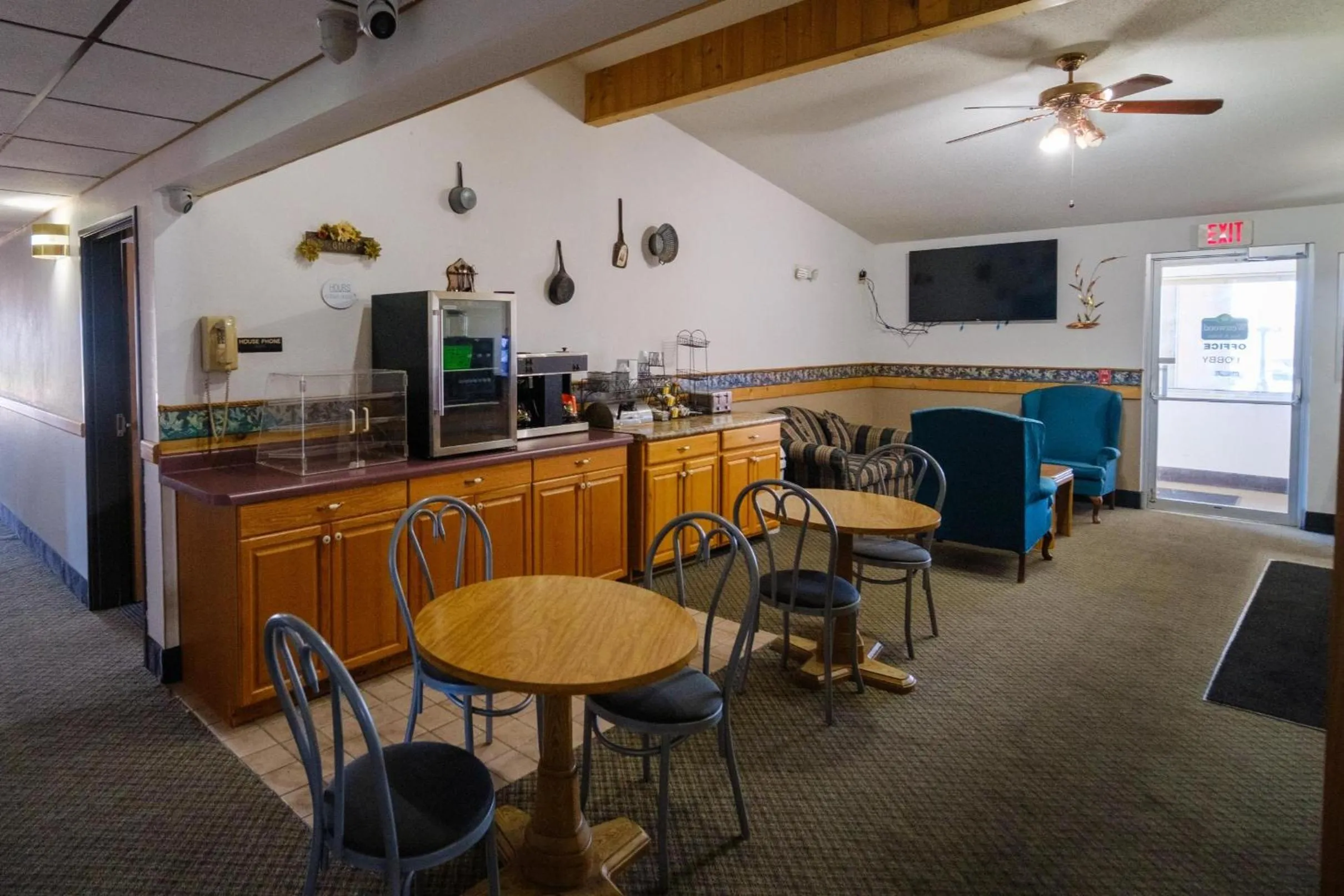 Seating area in Westwood Inn & Suites Kimball I 90