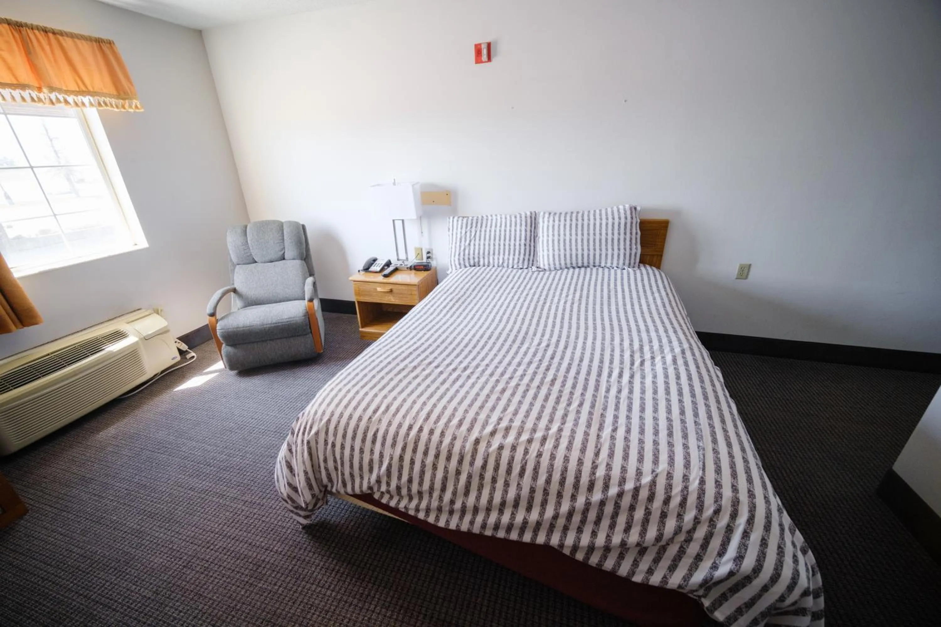 Bedroom, Bed in Westwood Inn & Suites Kimball I 90