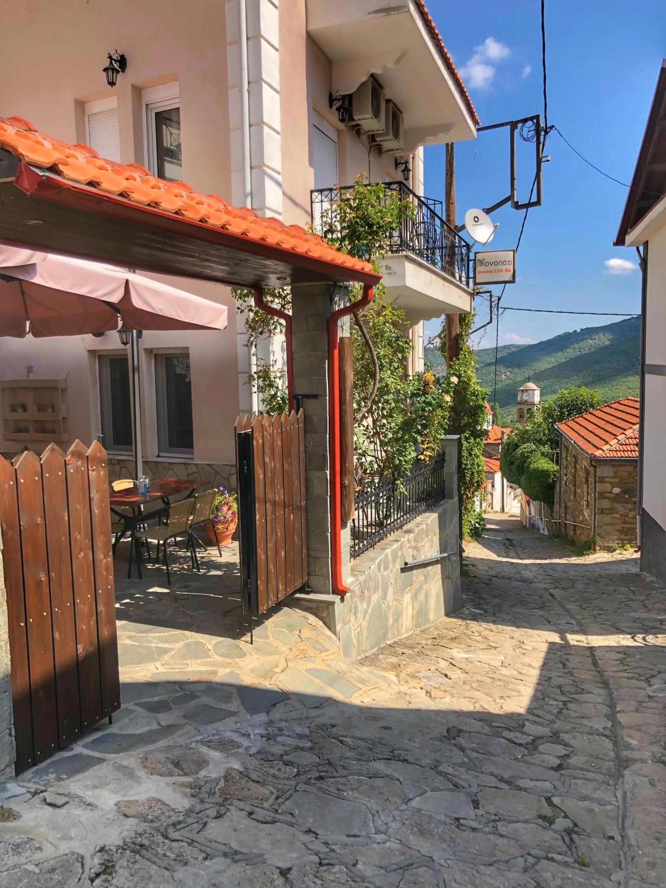 Quiet street view in Guesthouse Monopati - Ξενώνας Μονοπάτι