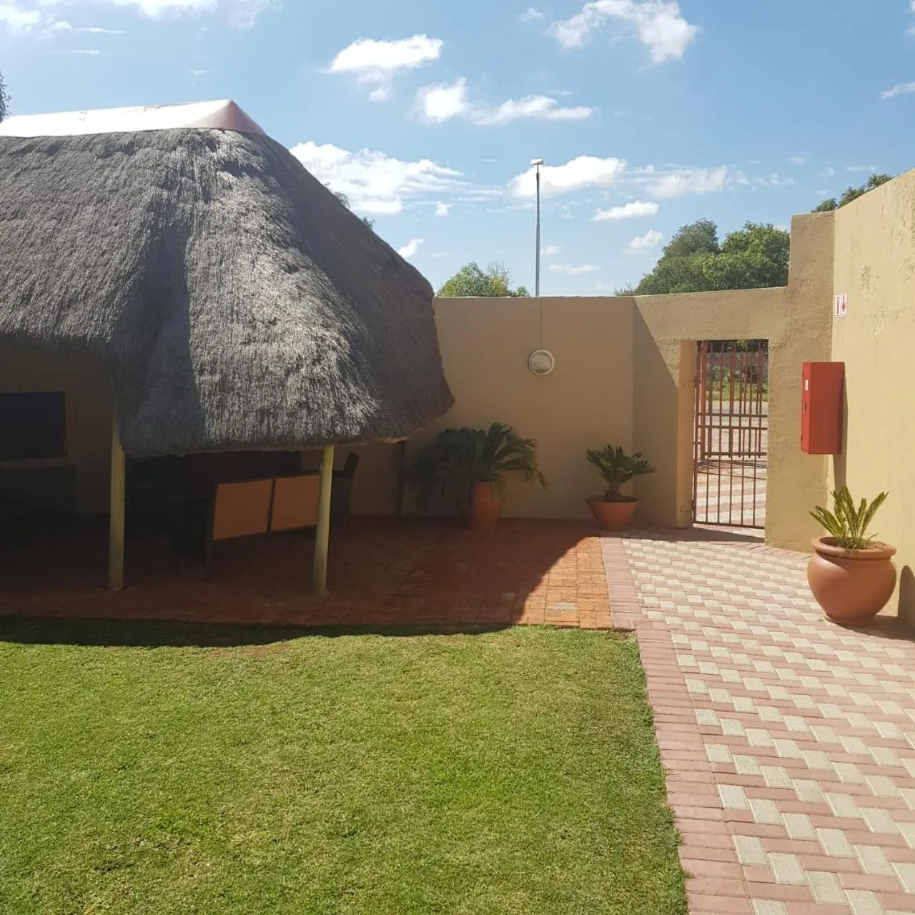 Property building in Jolani 2 Guest House