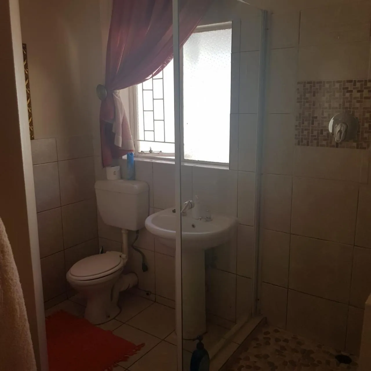 Shower in Jolani 2 Guest House