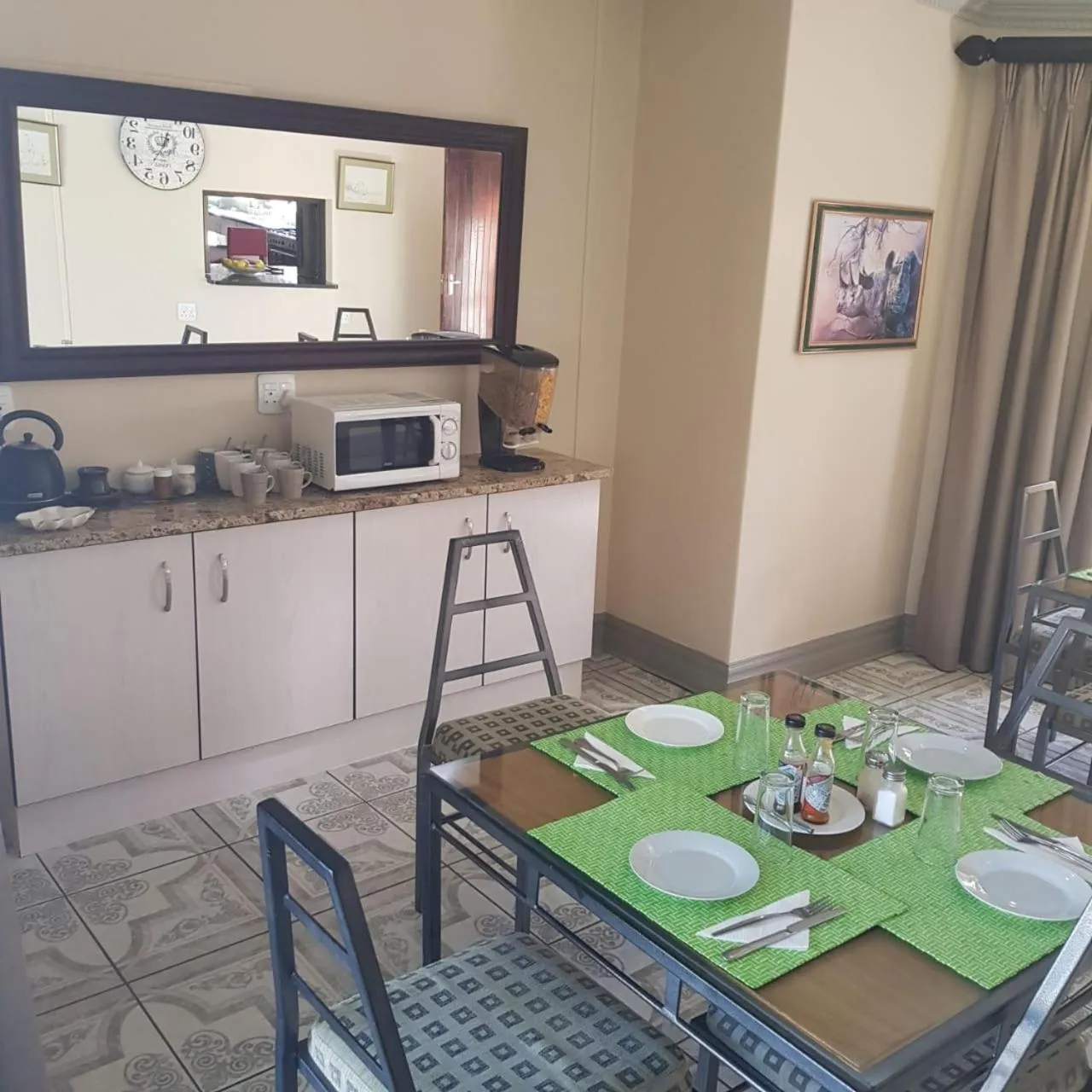 Restaurant/places to eat in Jolani 2 Guest House