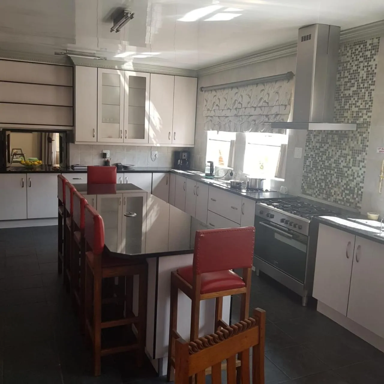 Kitchen or kitchenette in Jolani 2 Guest House