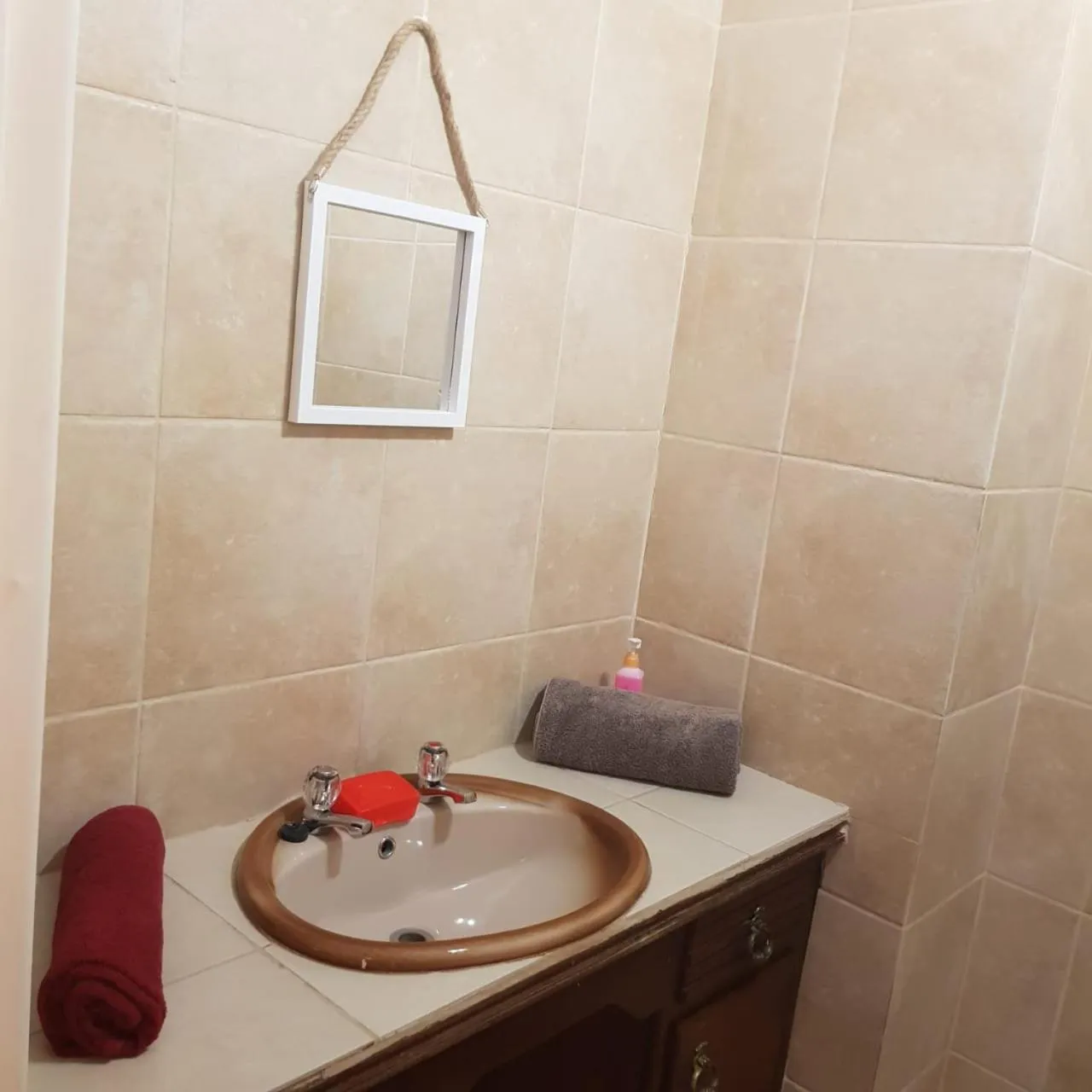 Bathroom in Jolani 2 Guest House