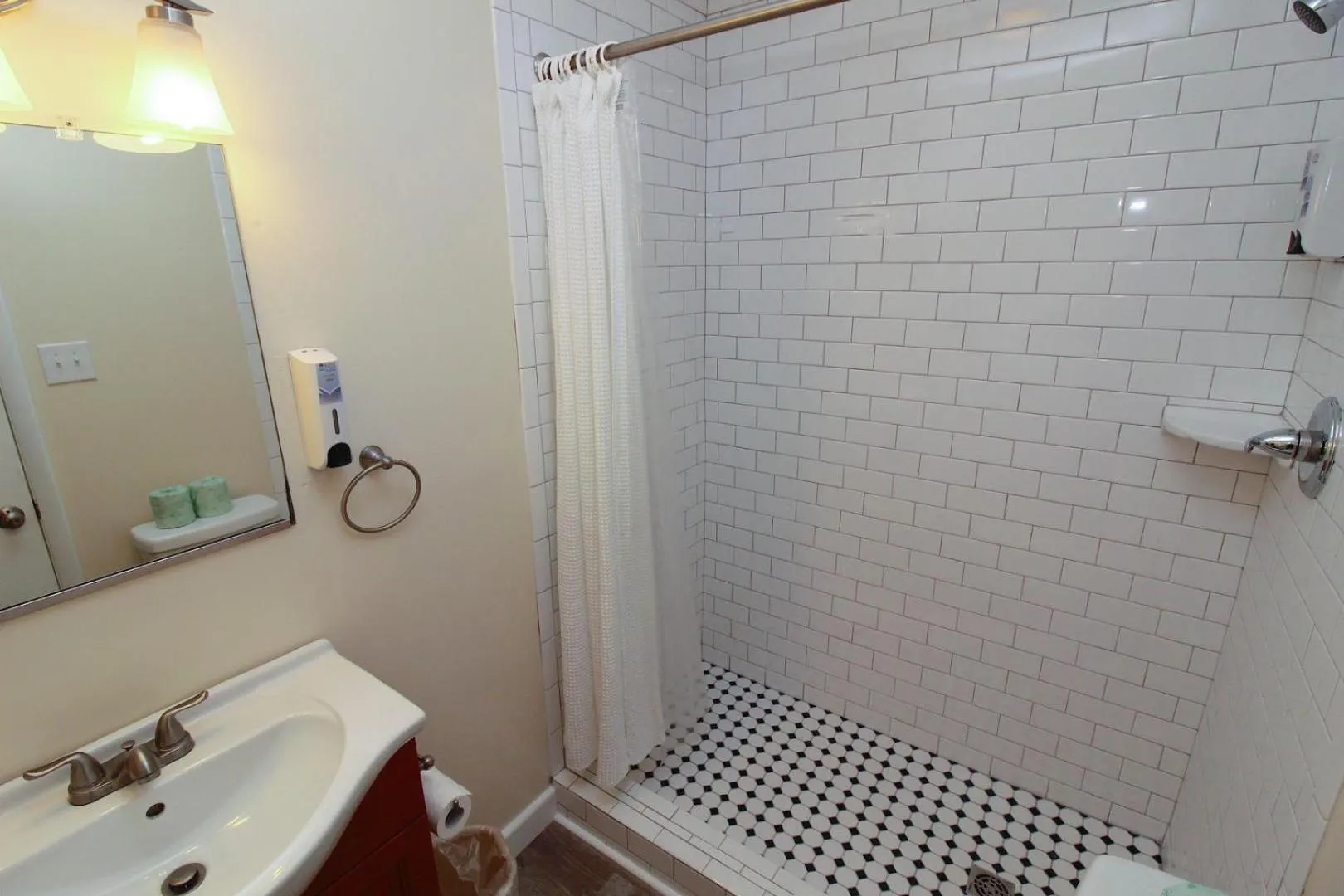 Shower in Fin 'N Feather Waterside Inn by Kees Vacations