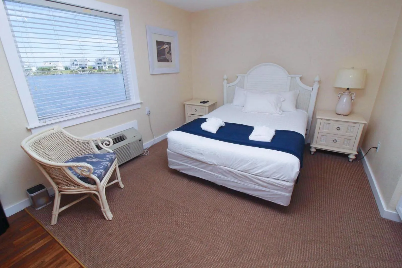 Bed in Fin 'N Feather Waterside Inn by Kees Vacations