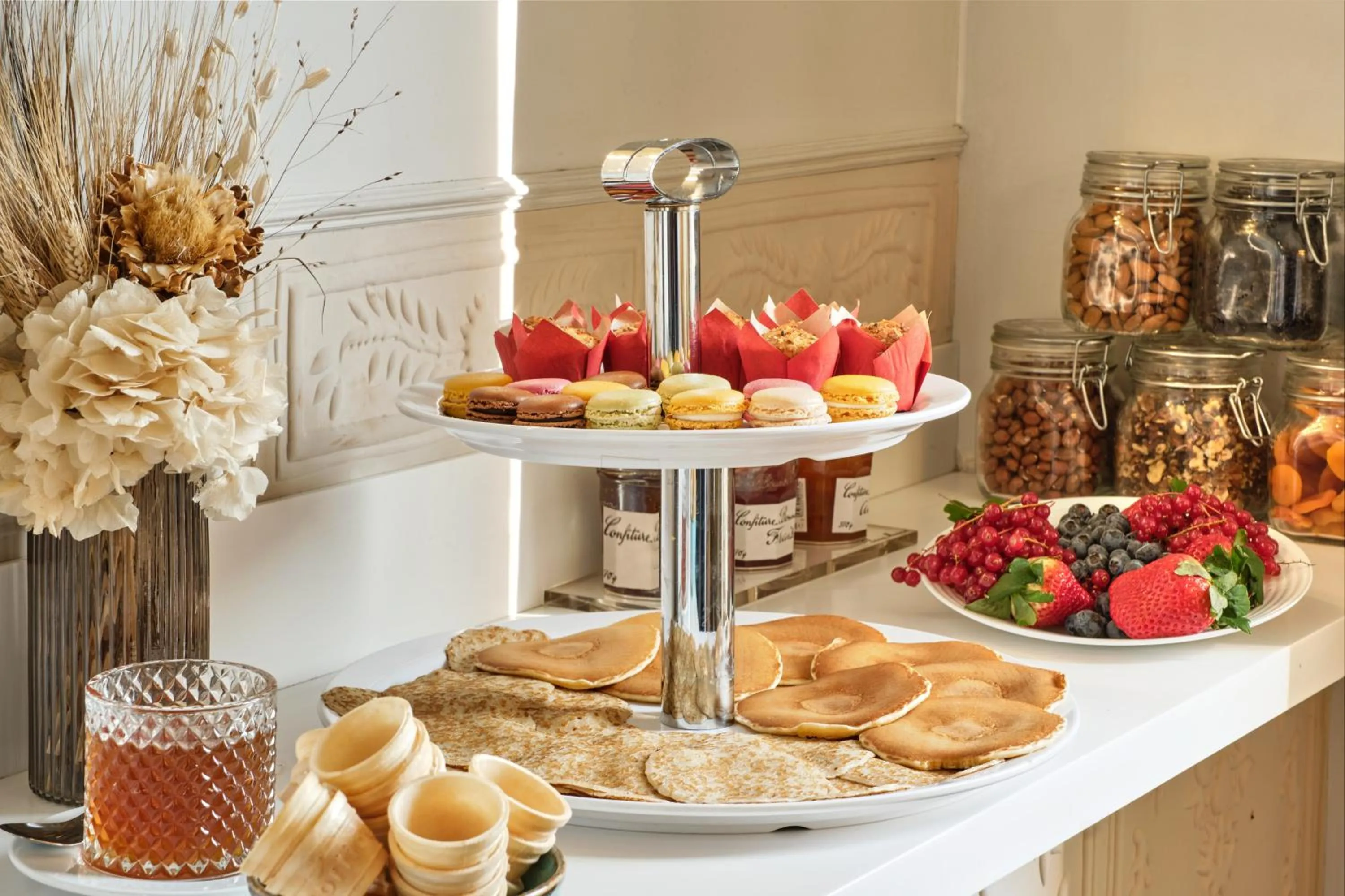 Food and drinks in Hotel Atrium by Happyculture