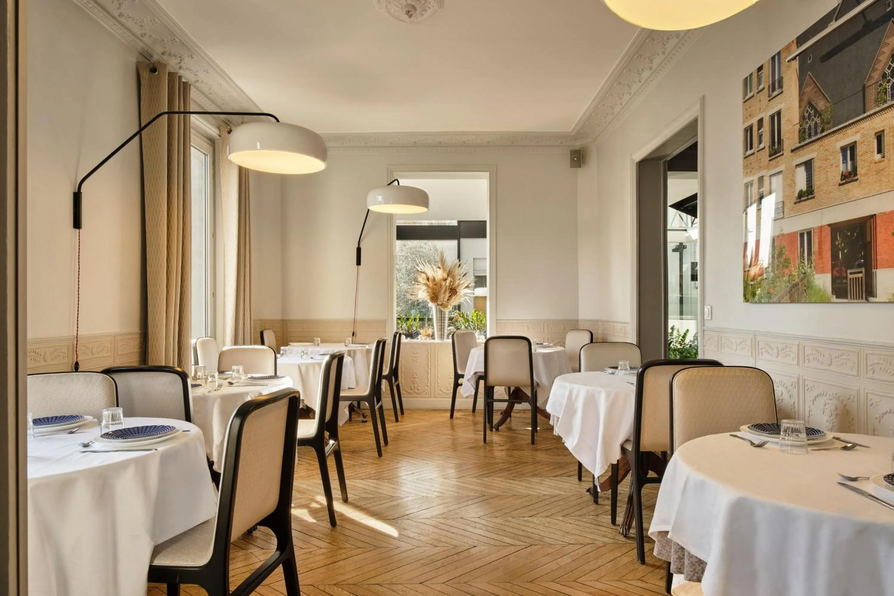 Breakfast in Hotel Atrium by Happyculture