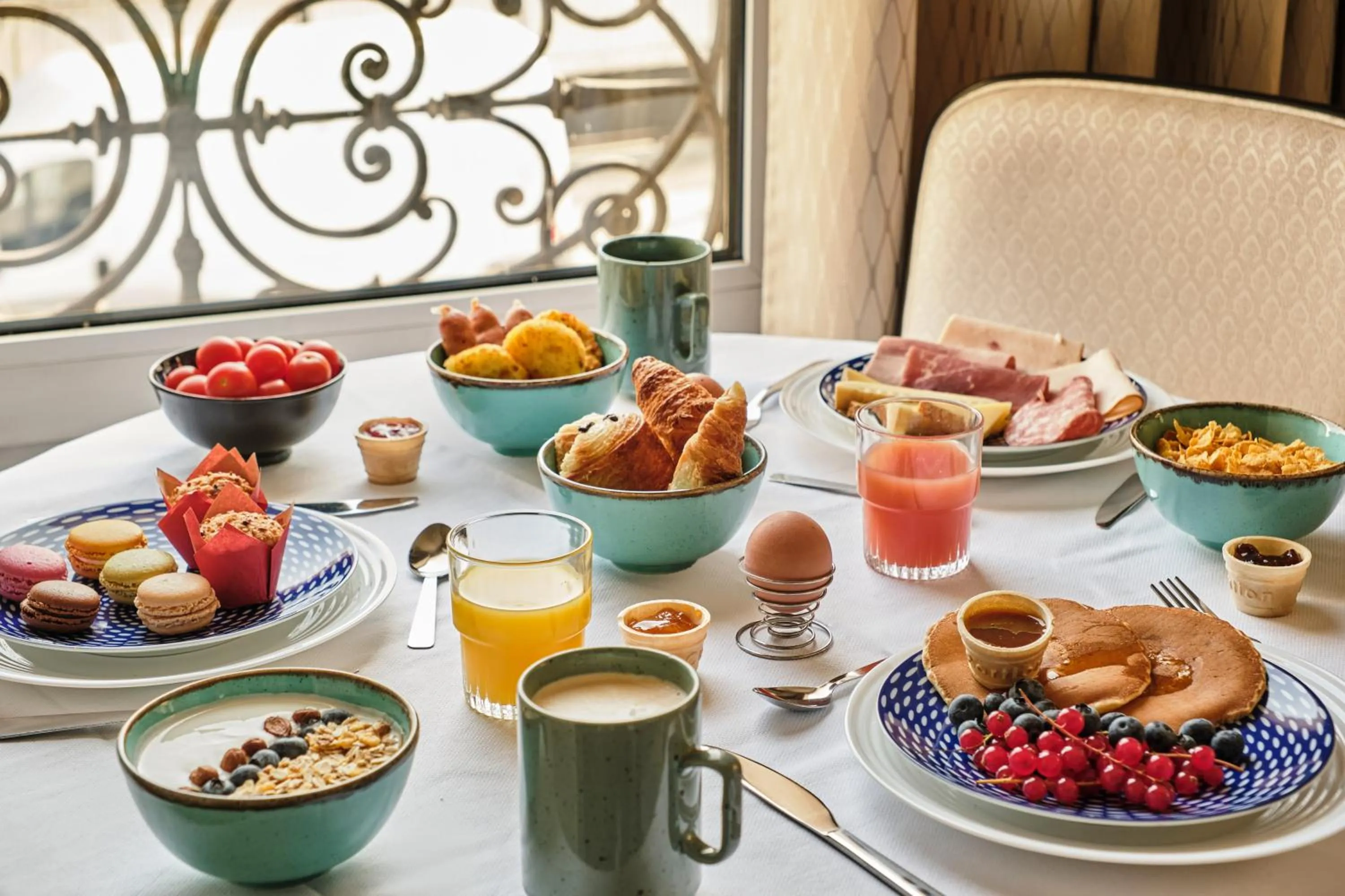 Food and drinks in Hotel Atrium by Happyculture