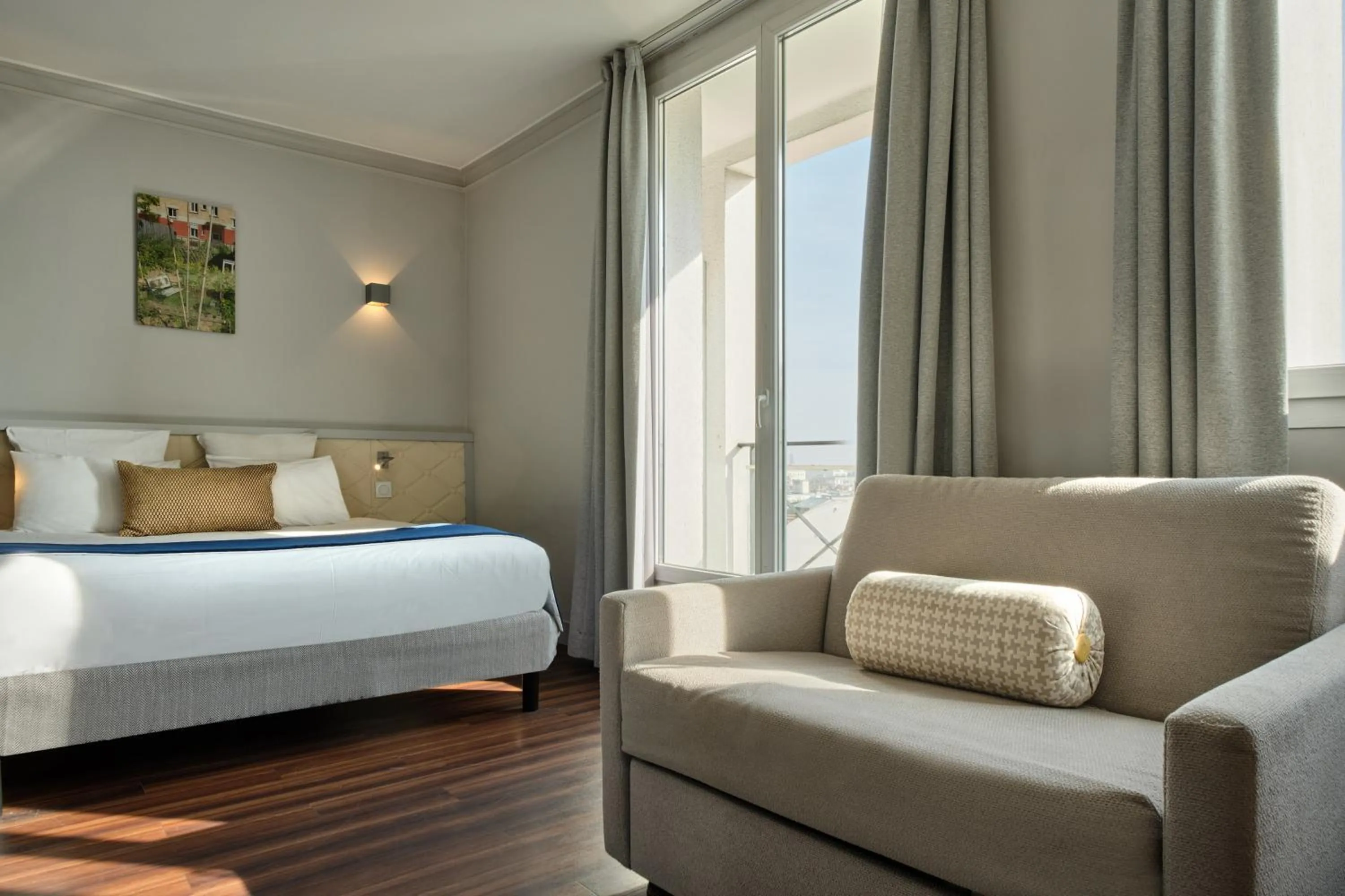 Photo of the whole room, Bed in Hotel Atrium by Happyculture