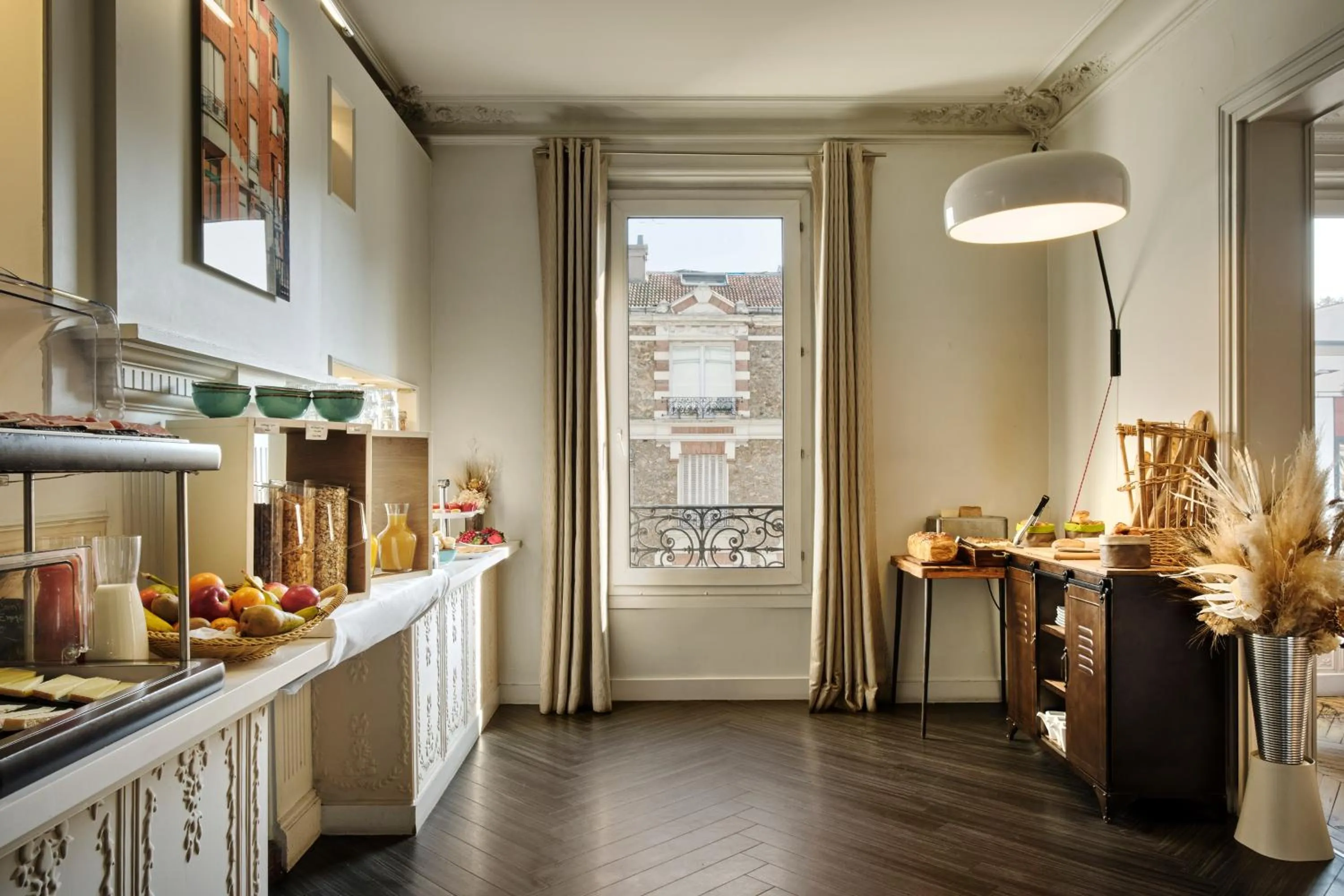 Food and drinks in Hotel Atrium by Happyculture