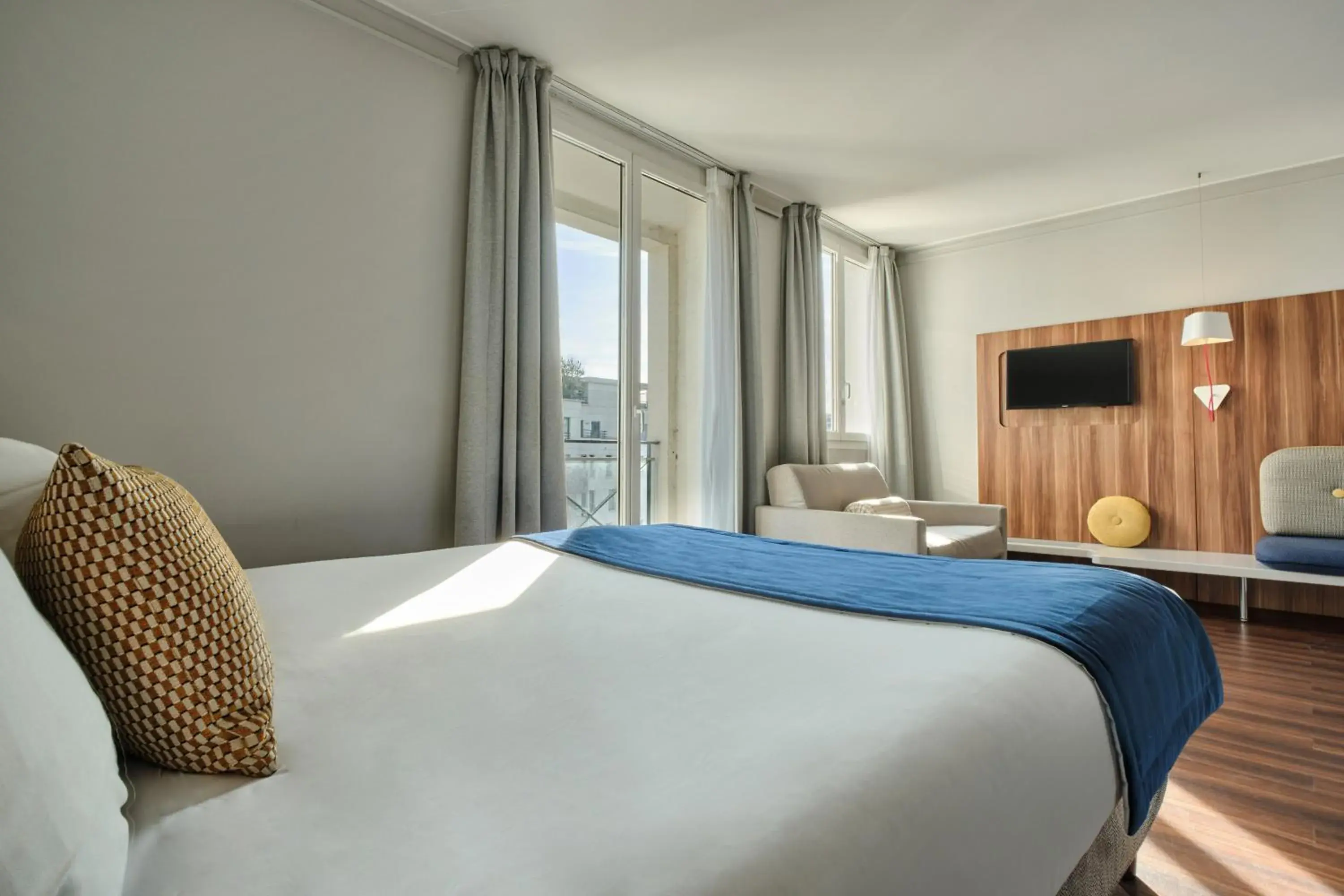 Privilege Triple Room in Hotel Atrium by Happyculture Privilege Triple Room in Hotel Atrium by Happyculture