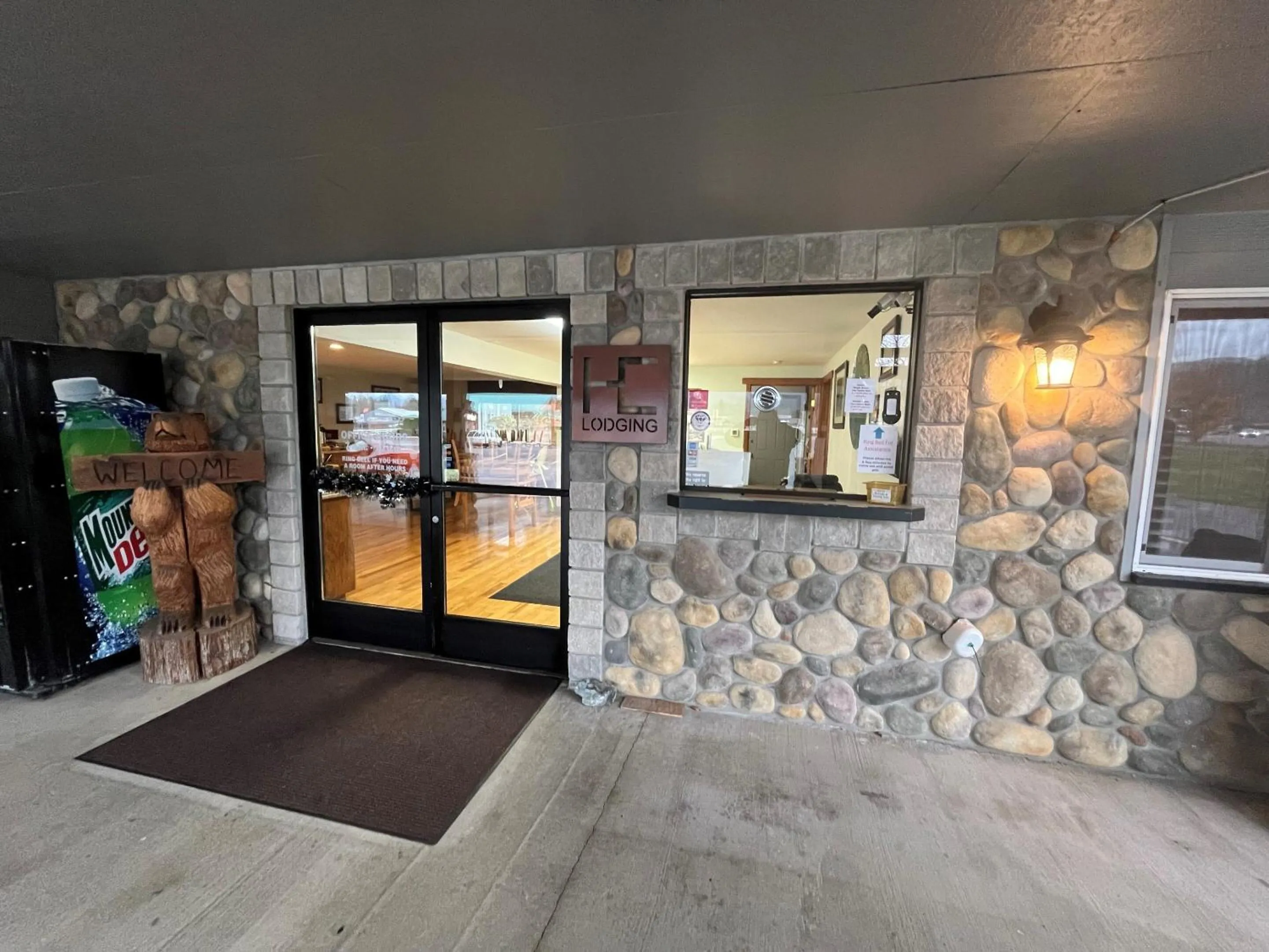 Lobby or reception in Seasons Motel