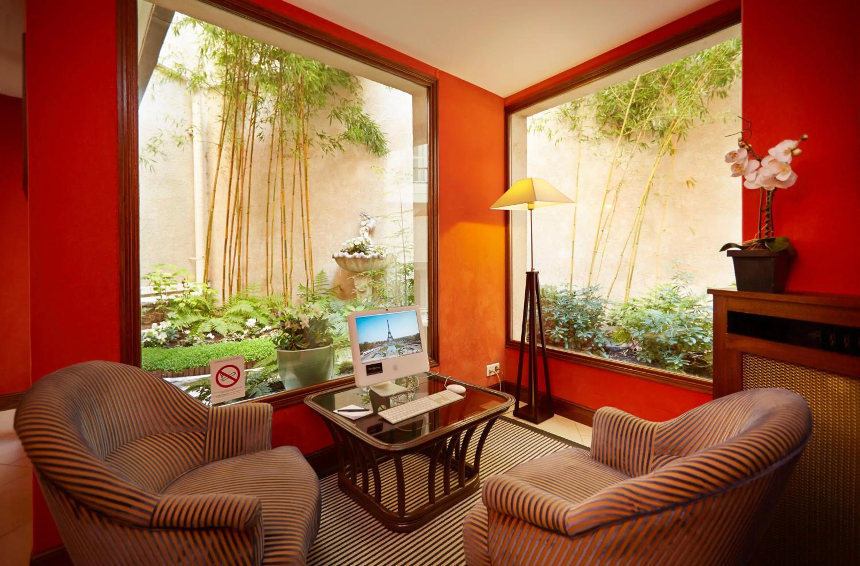 Lobby or reception in Hôtel Beaubourg