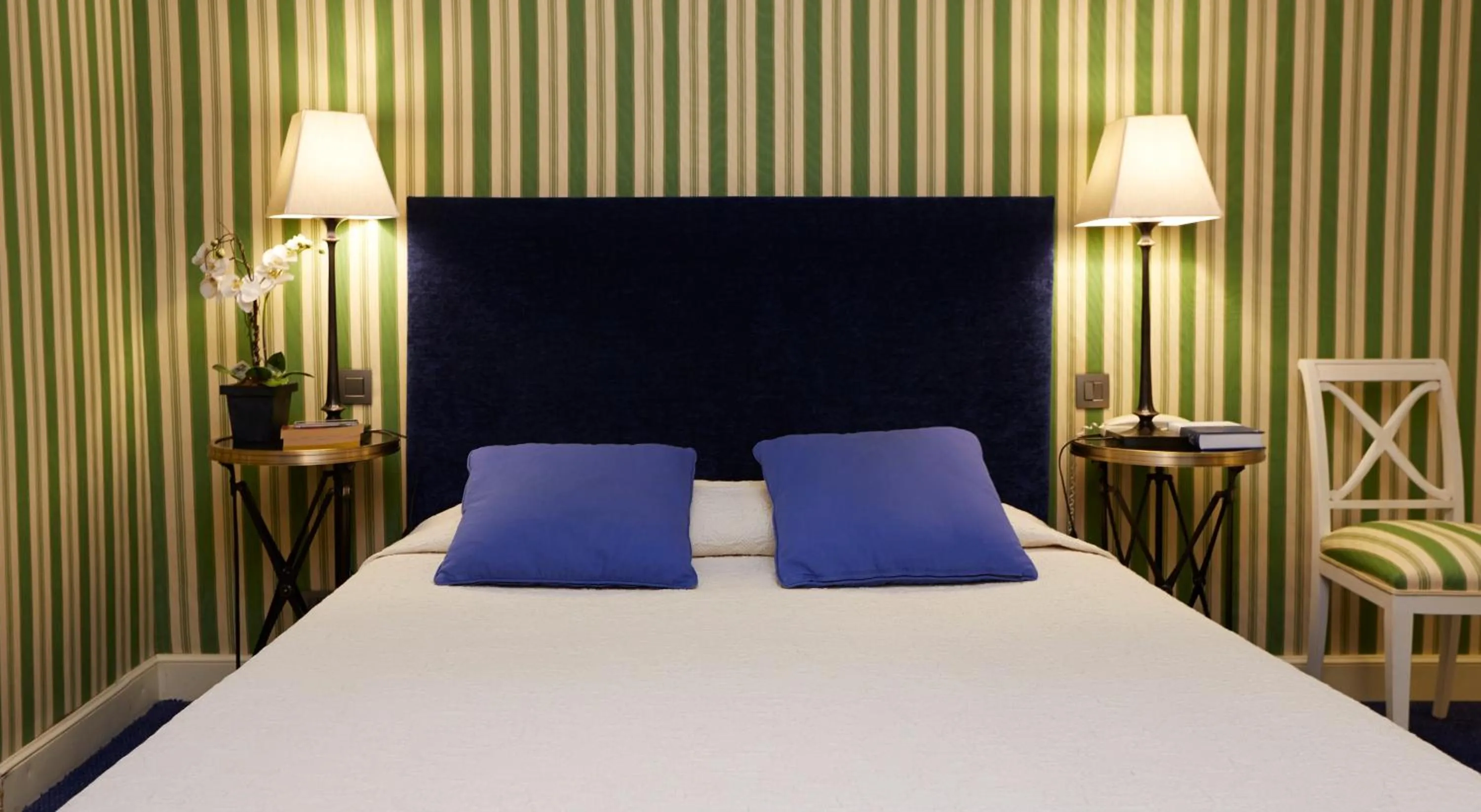 Bed in Hôtel Beaubourg