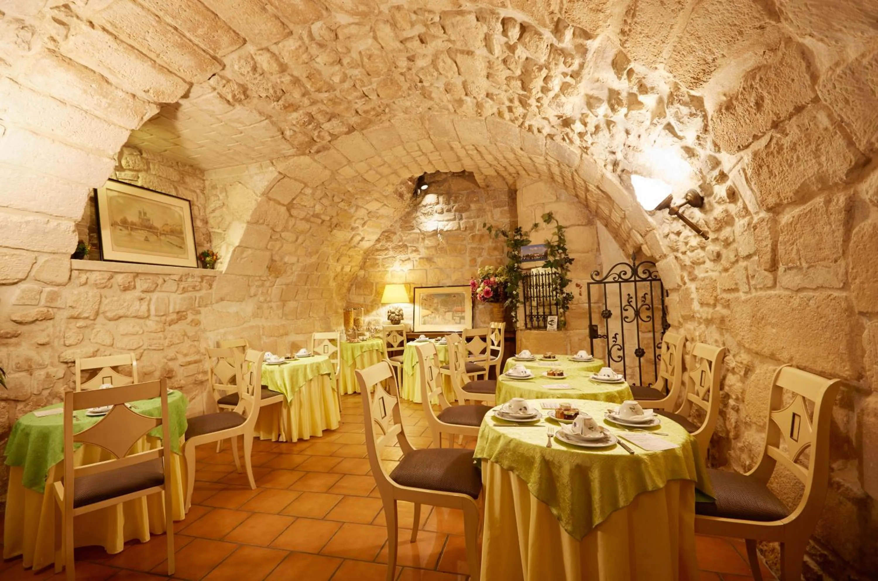 Restaurant/places to eat in Hôtel Beaubourg