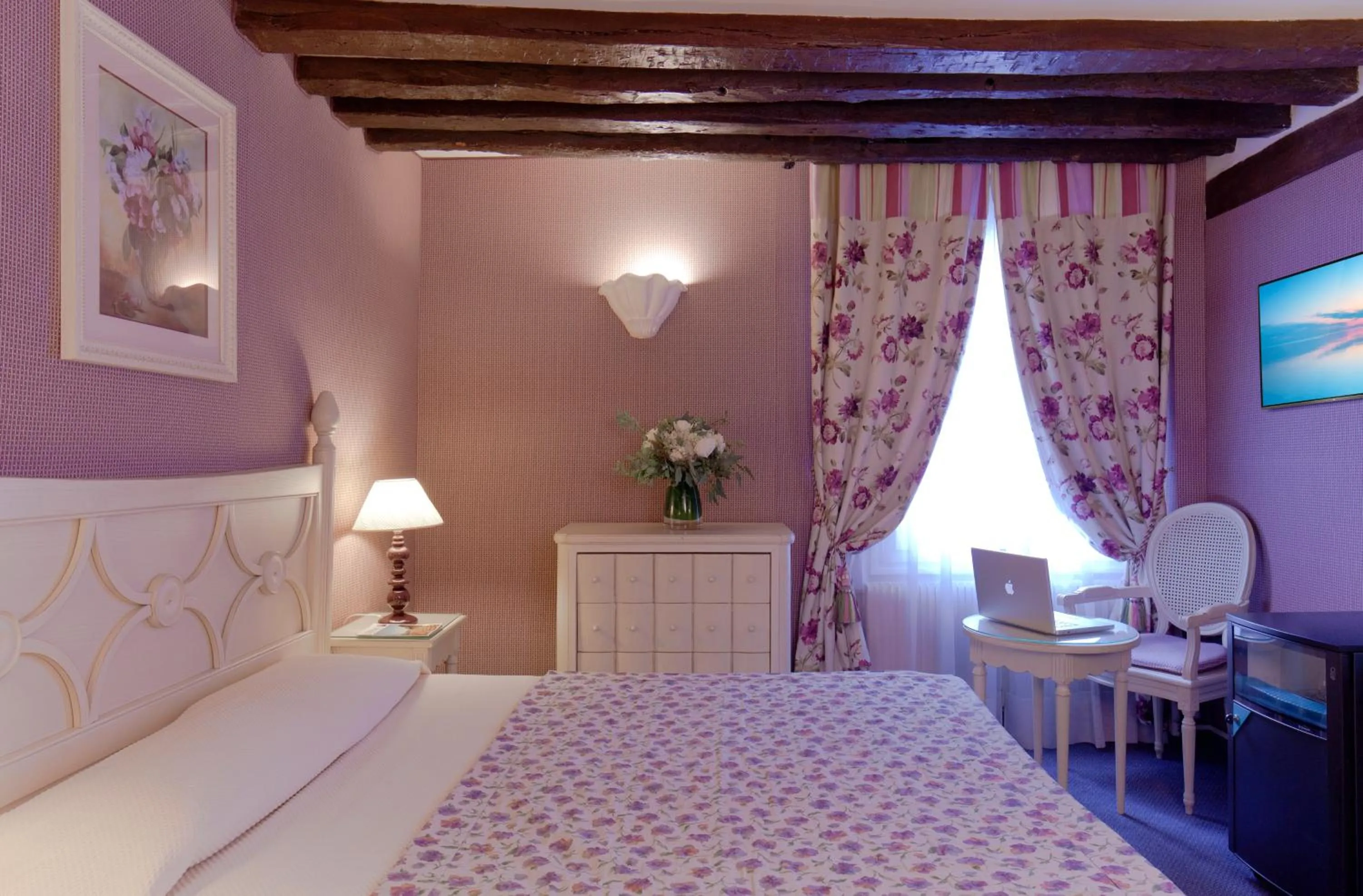 Bed in Hôtel Beaubourg