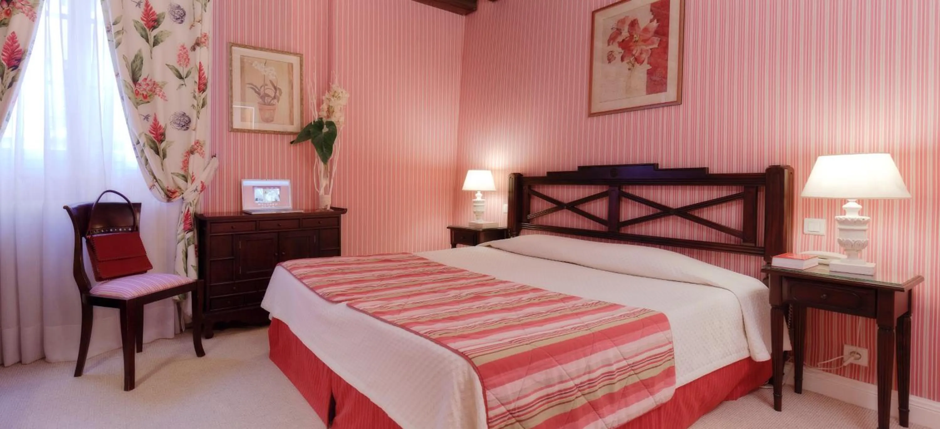 Bed in Hôtel Beaubourg