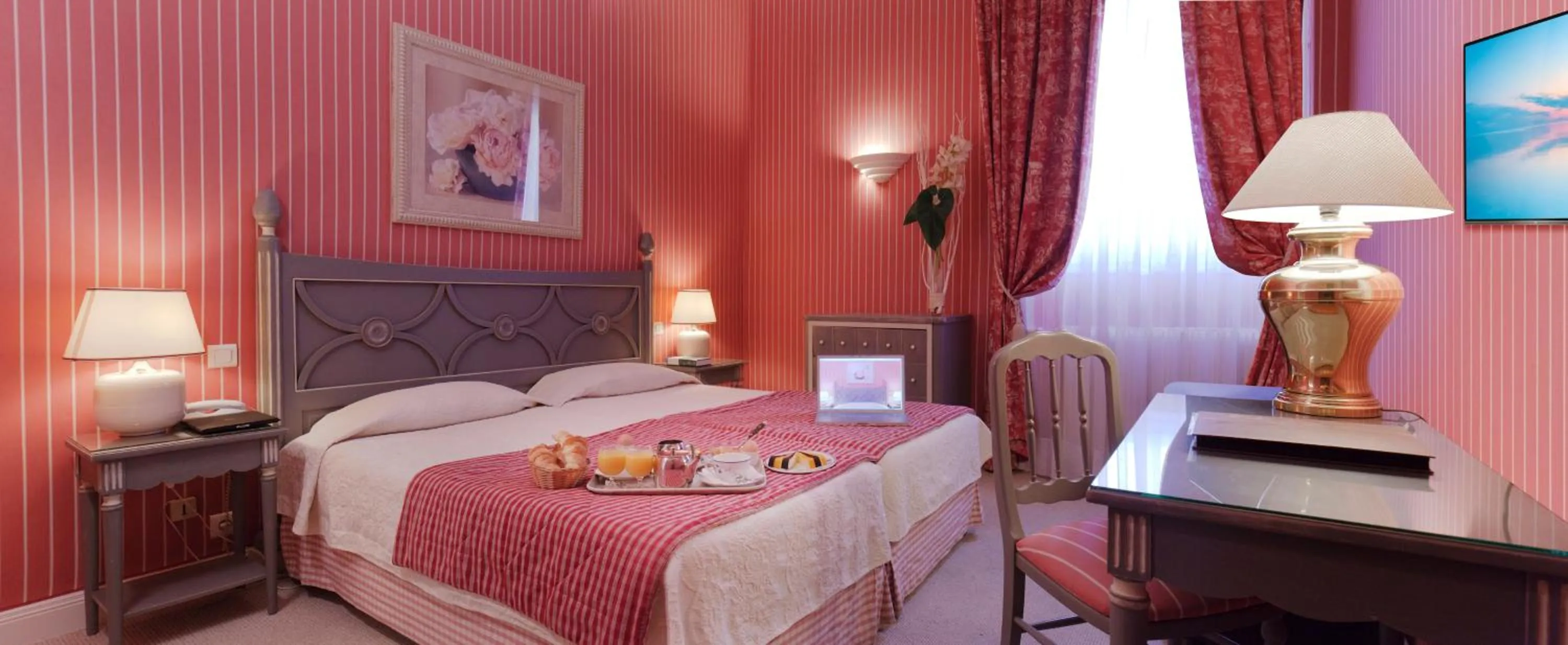 Bed in Hôtel Beaubourg