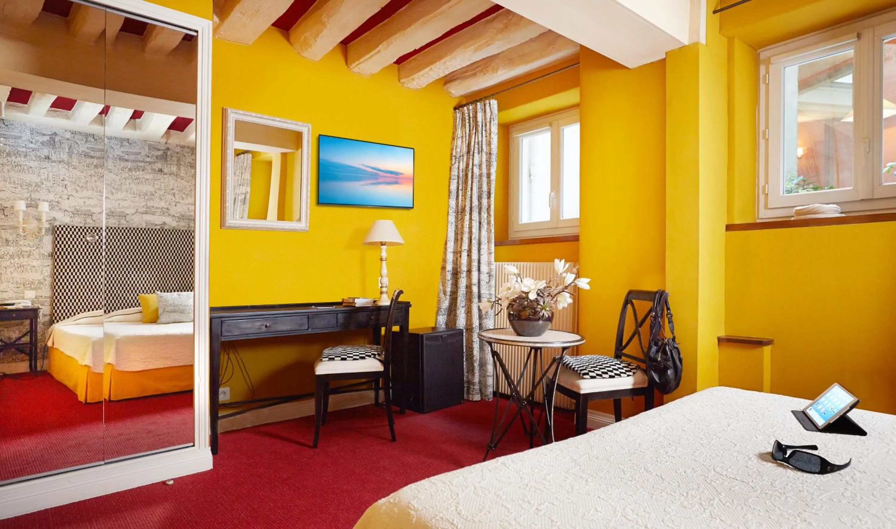 TV and multimedia, Bed in Hôtel Beaubourg