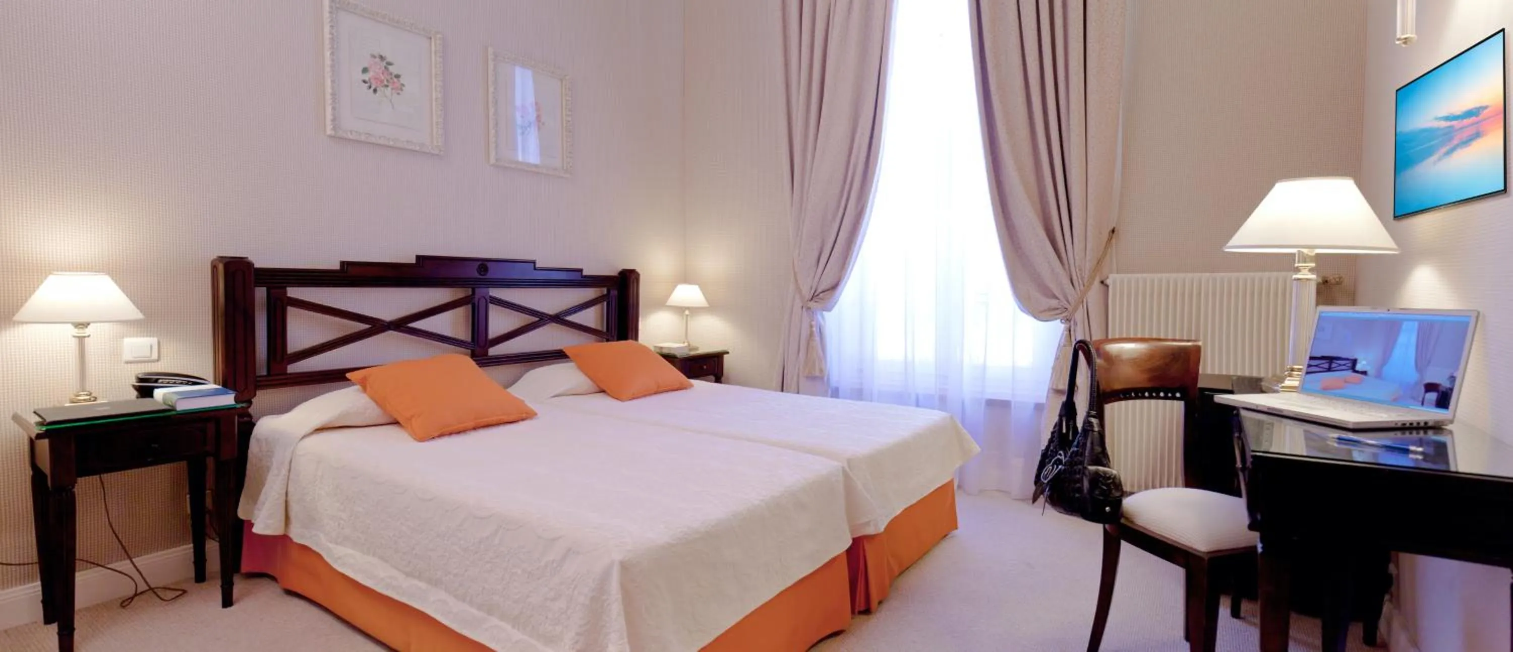 Bed in Hôtel Beaubourg