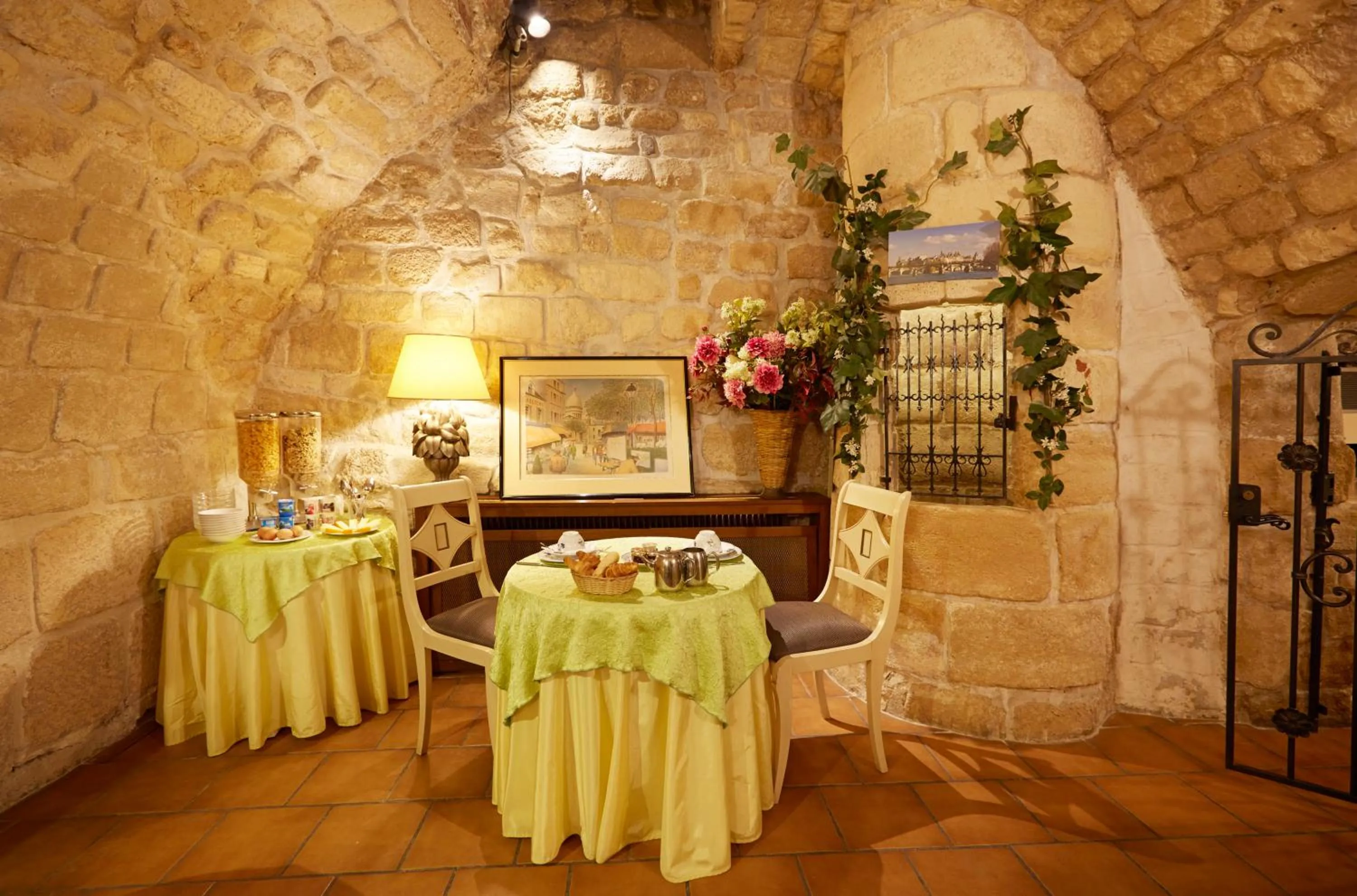 Restaurant/places to eat in Hôtel Beaubourg