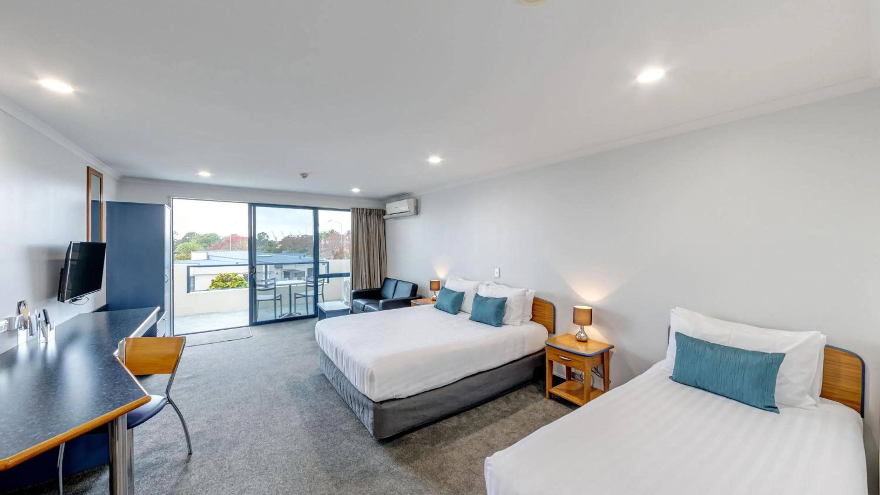 Balcony/Terrace, Bed in Bay Viaduct Motor Lodge