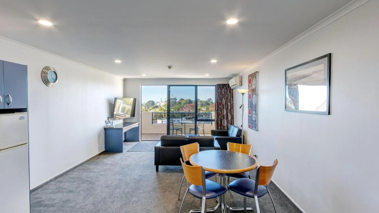 Seating area in Bay Viaduct Motor Lodge