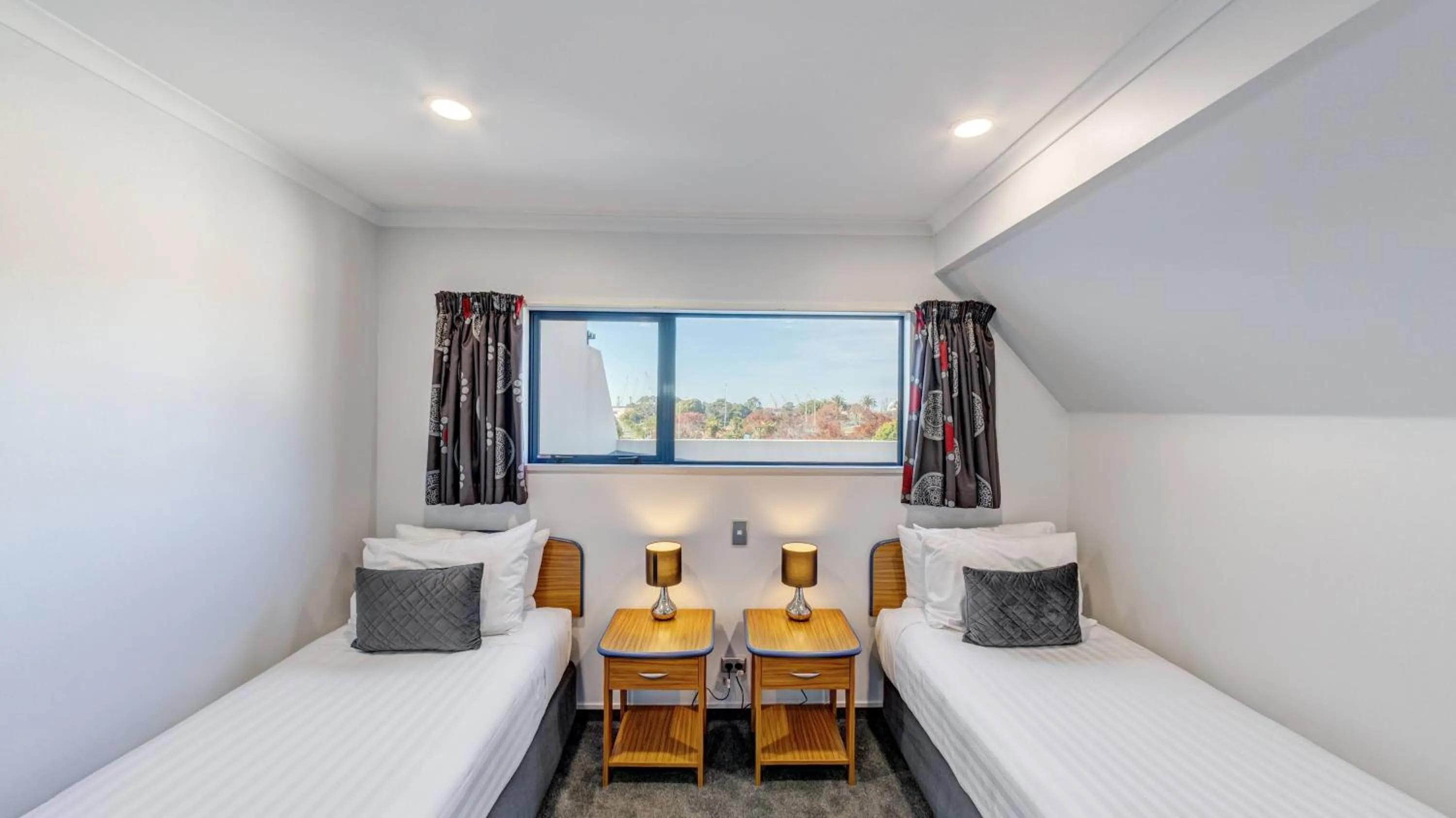 Bedroom, Bed in Bay Viaduct Motor Lodge