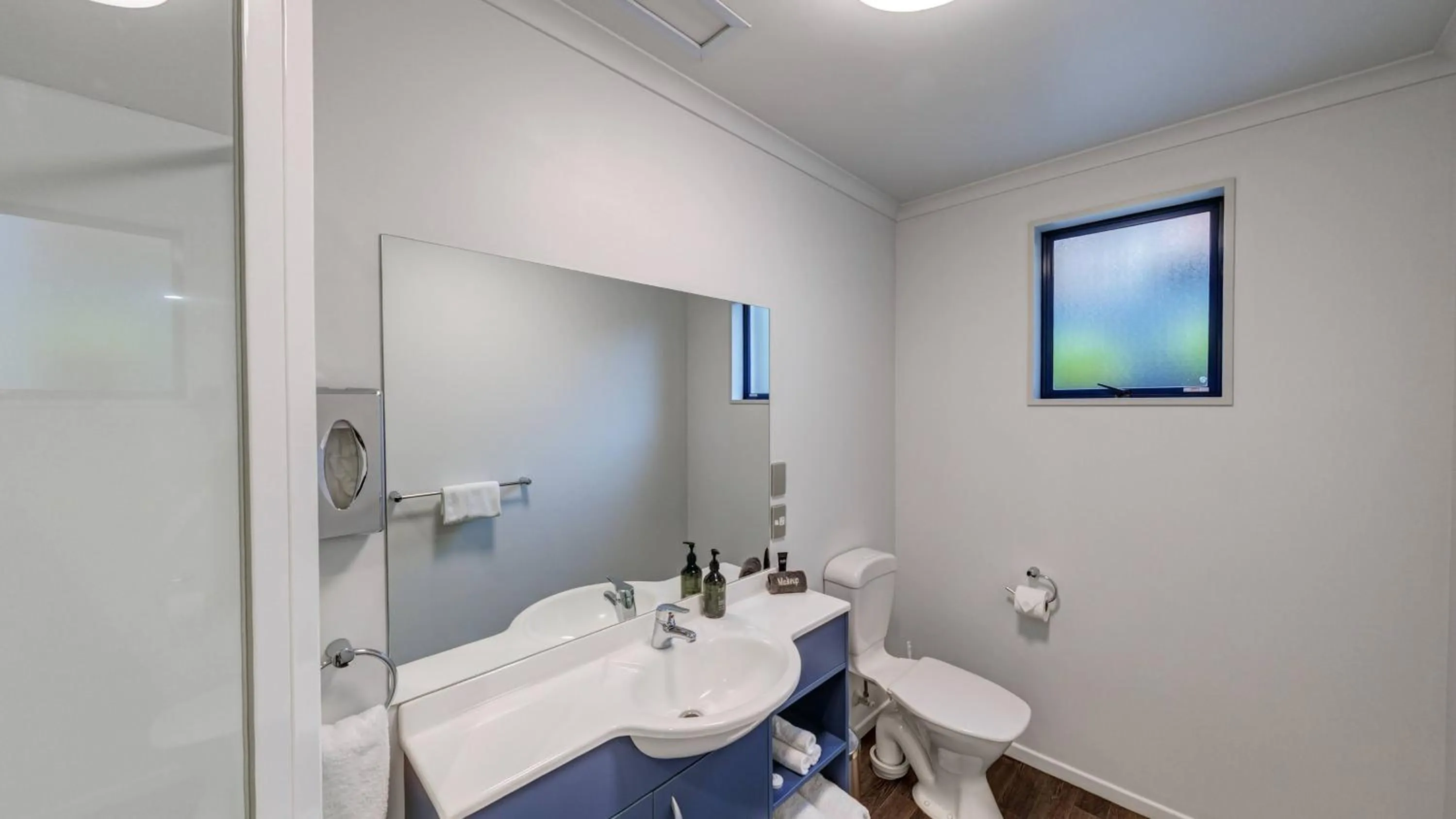 Toilet in Bay Viaduct Motor Lodge