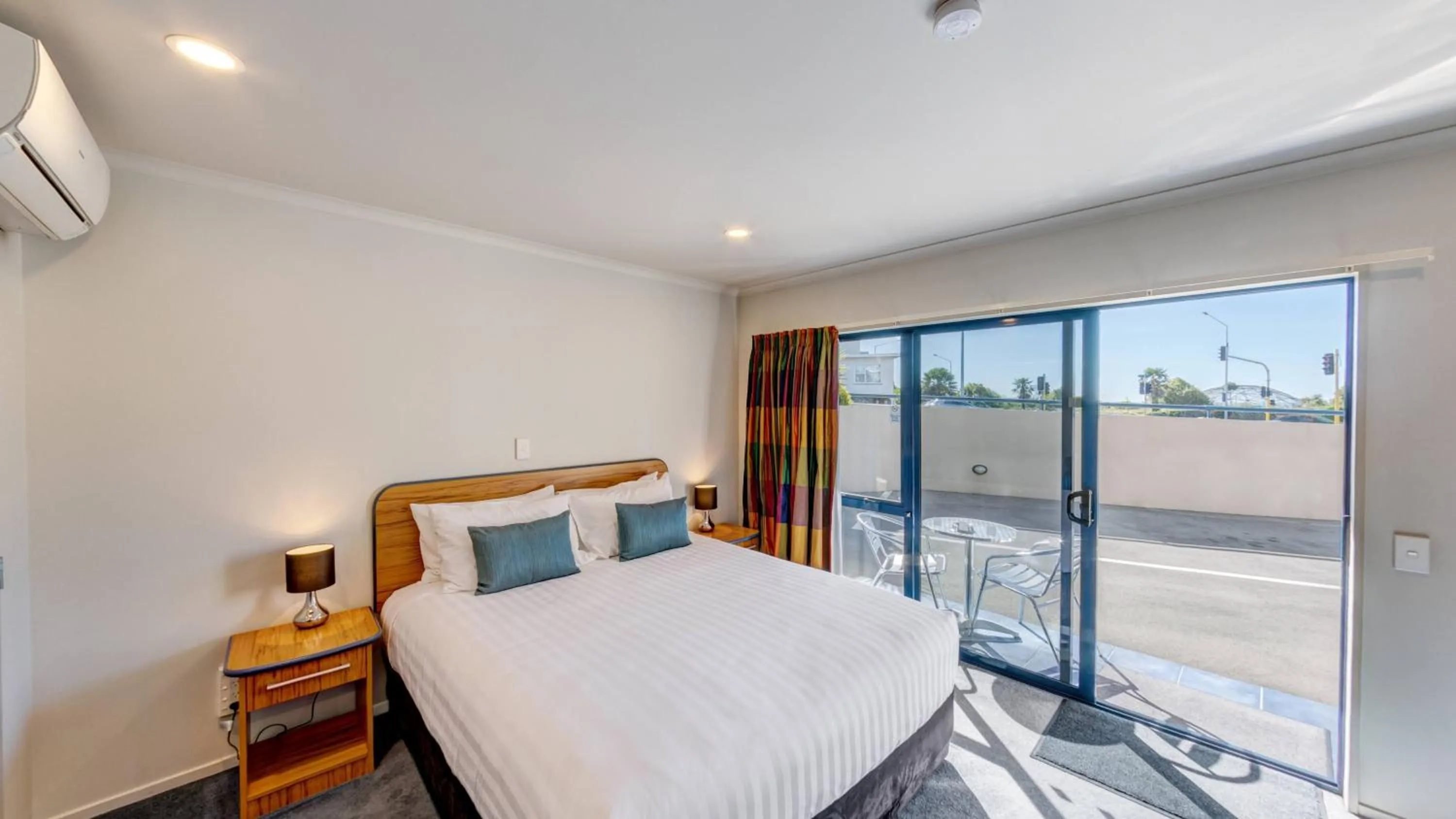 air conditioner, Bed in Bay Viaduct Motor Lodge