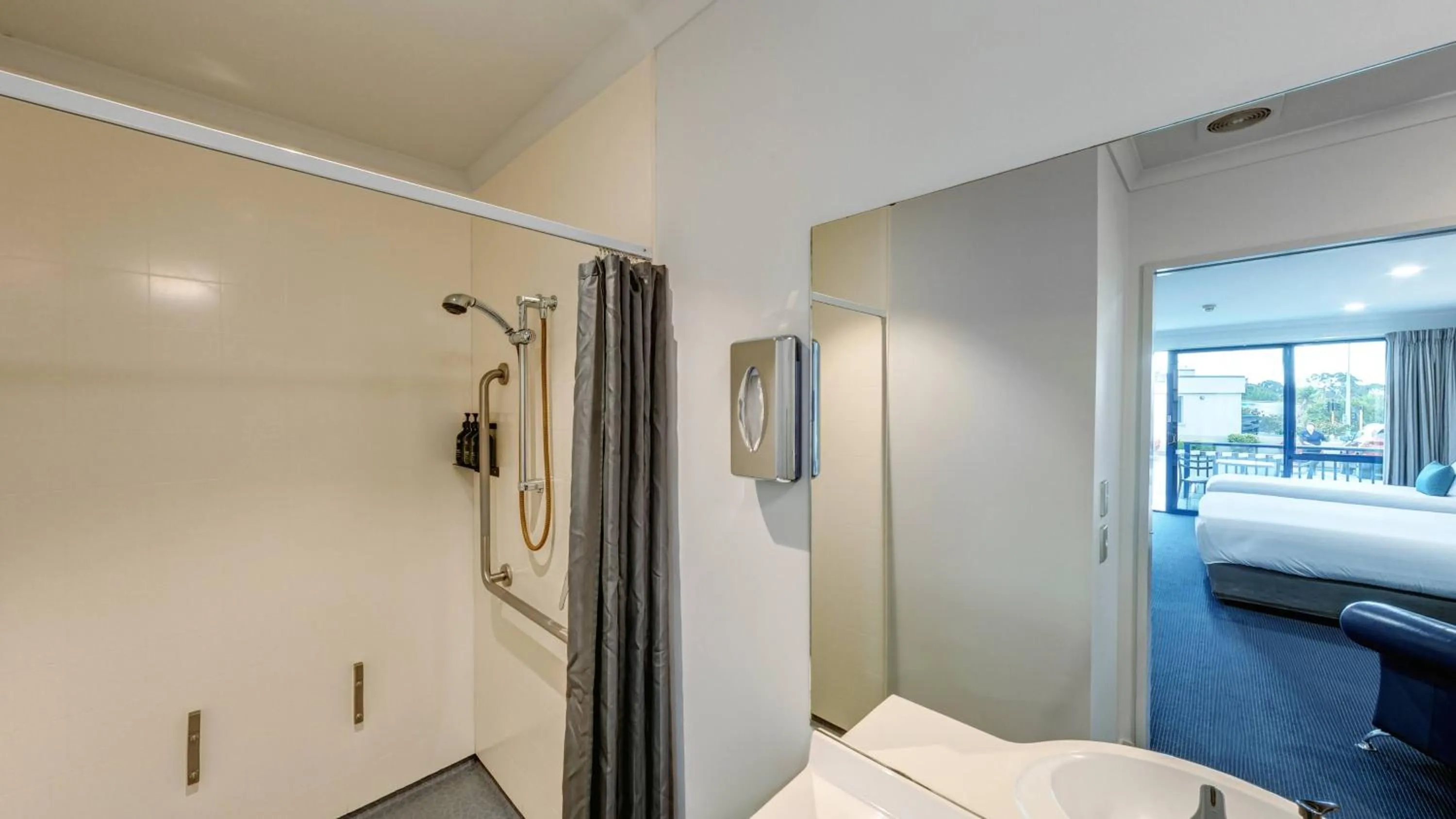 Bathroom, Bed in Bay Viaduct Motor Lodge