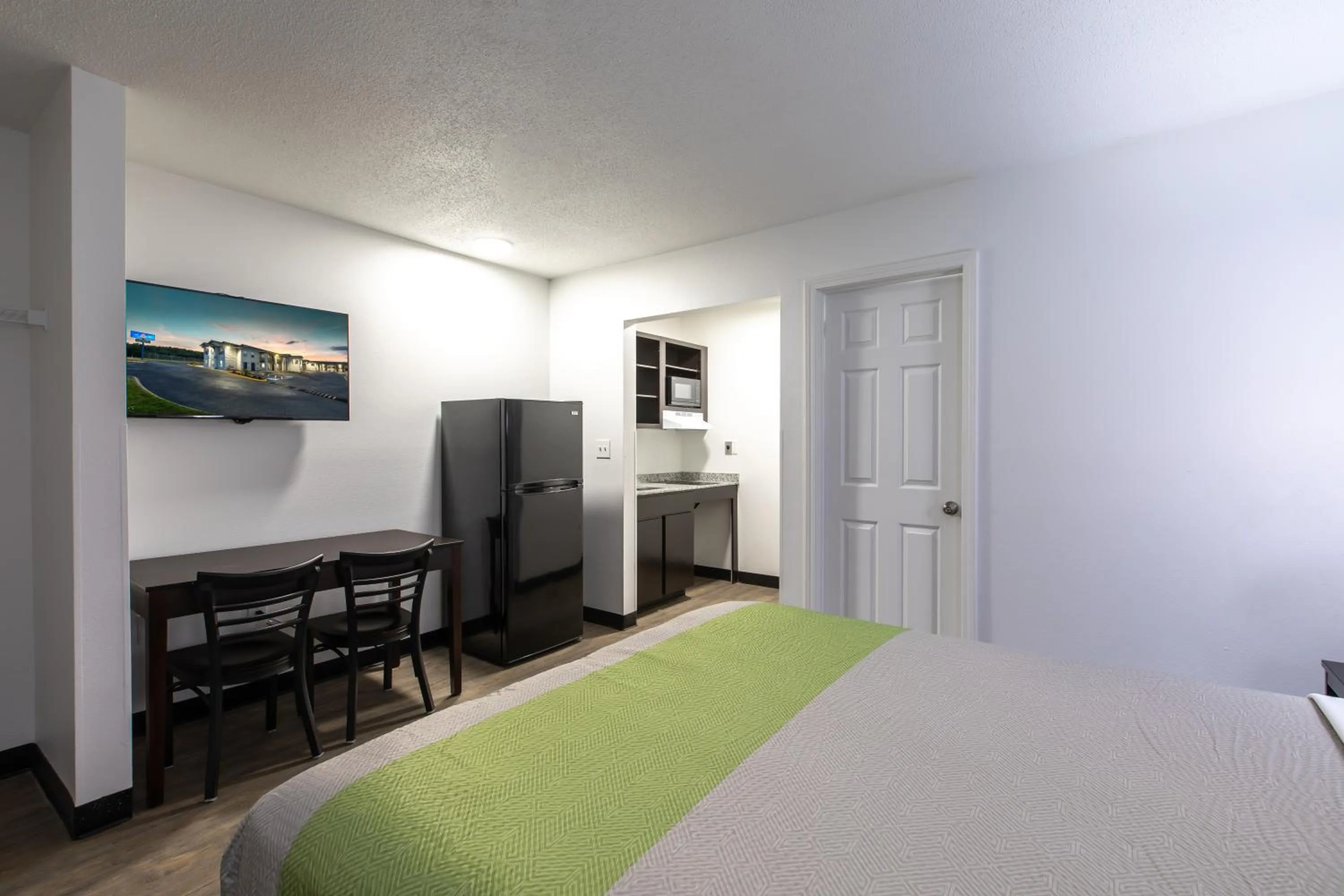 Bedroom, Bed in Studio 6-Greenville, SC - I-85 Near Downtown