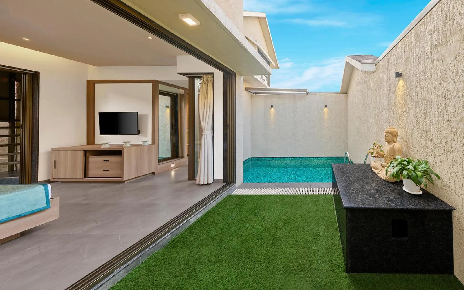 TV and multimedia in Shivsagar Resort & Spa