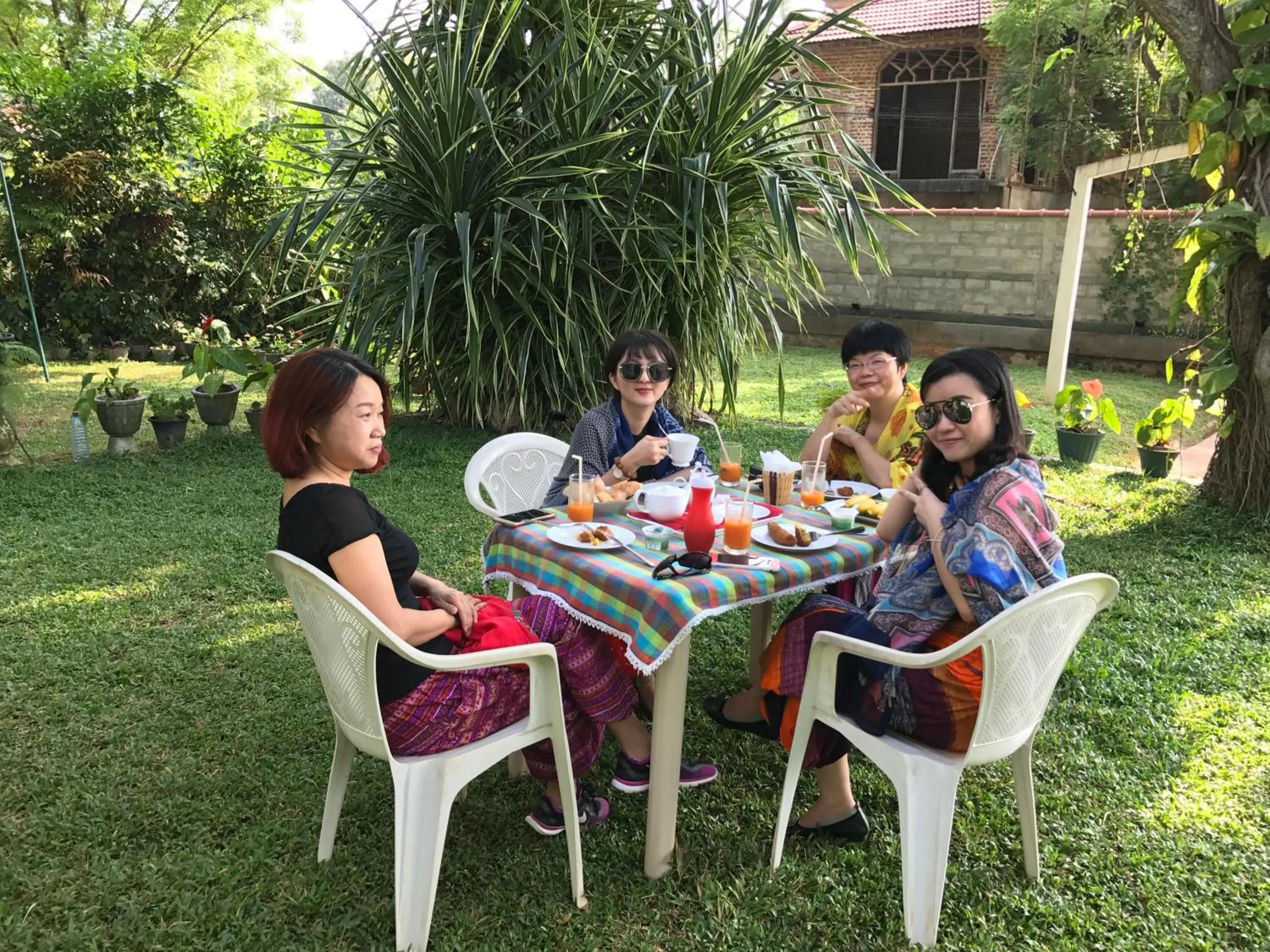 Restaurant/places to eat in Villa Shade